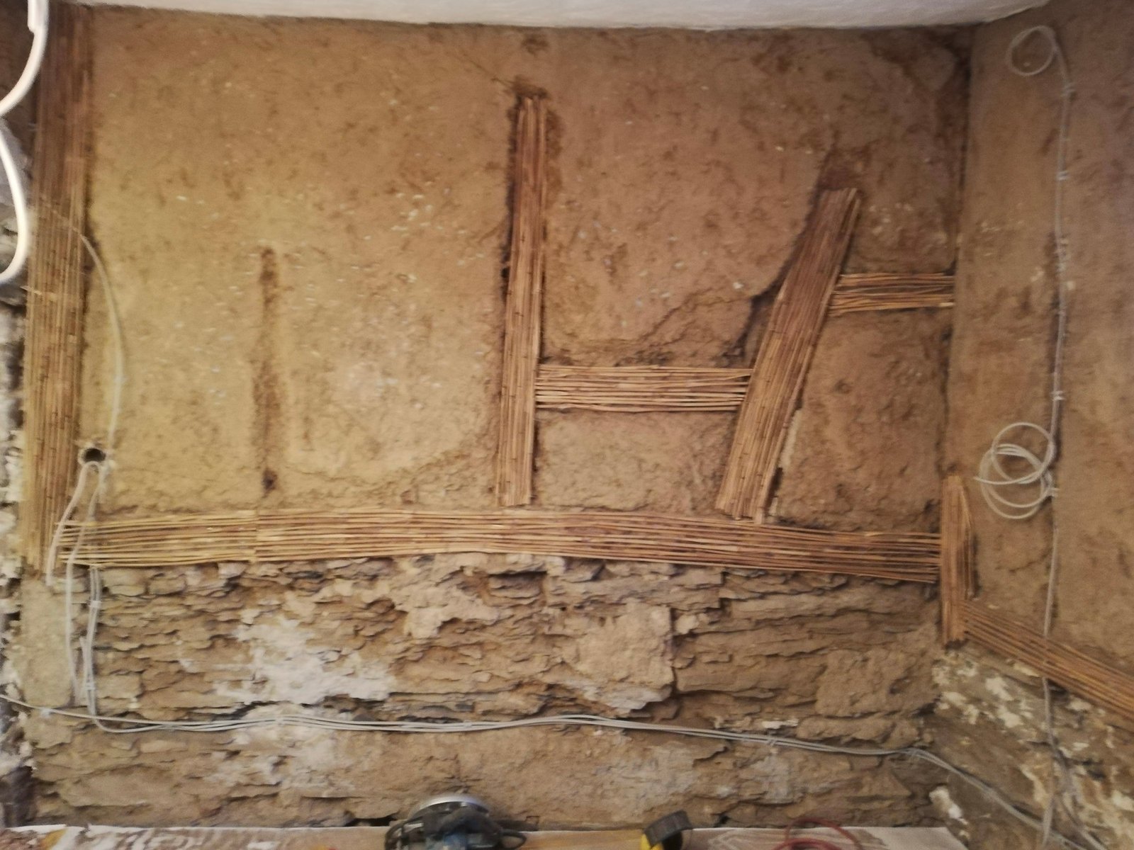 Rohrgewebe-Putzträger auf Lehmputz, historische Wandkonstruktion freigelegt