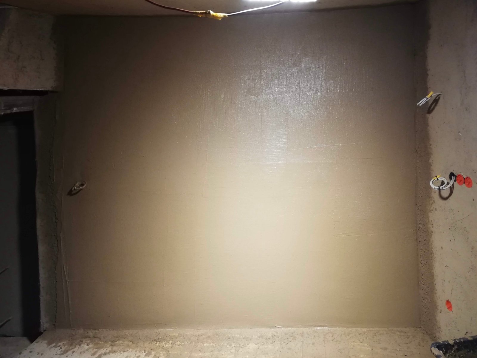 Kalkputz-Oberputz auf Innenwand, glatte helle Oberfläche, Sanierungsabschluss Ahrtal