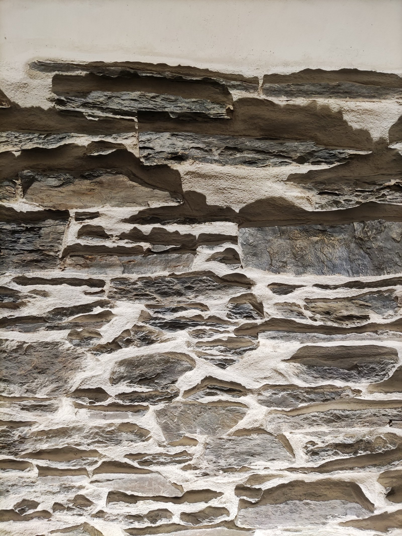 Sanierter Innenraum mit freigelegtem Holzbalken und weißen Wänden, Kalkputz fertig