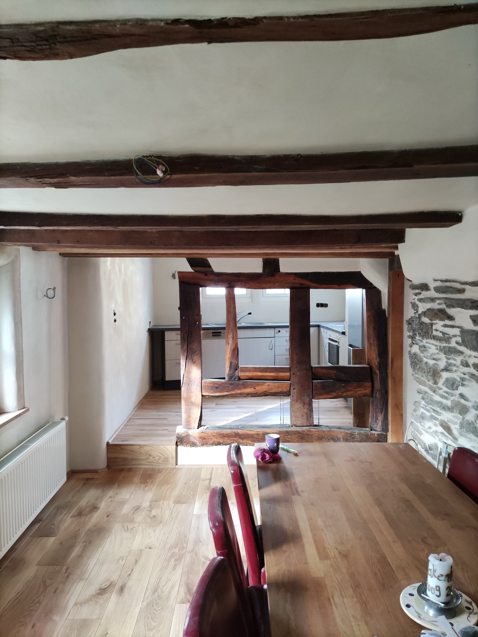 Fertiggestelltes Fachwerkhaus Ahrtal: weiße Fassade mit schwarzen Balken, neue Fenster