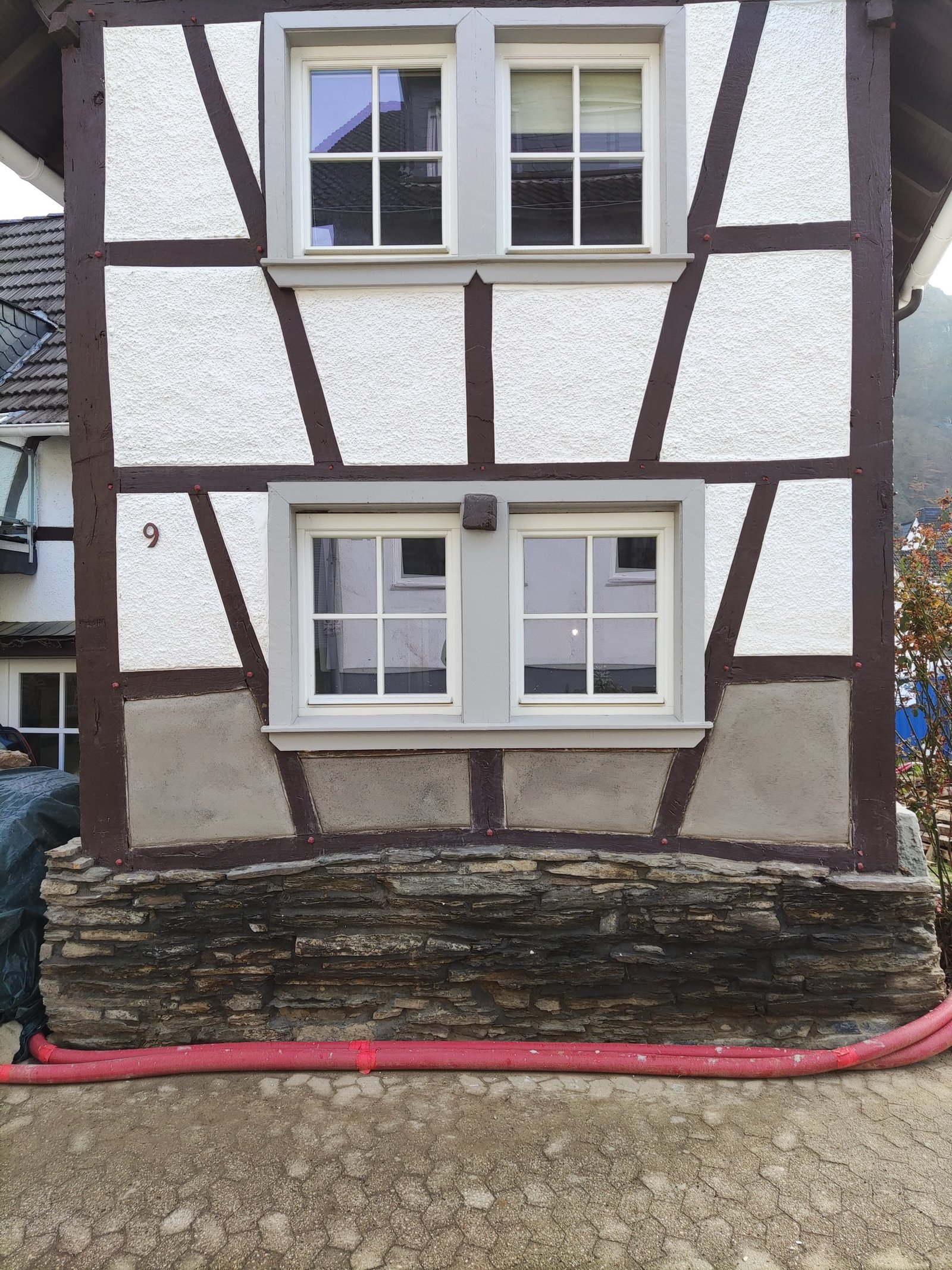 Fassadendetail Fachwerkhaus Ahrtal: Lehmziegelfüllungen in Gefachen, weiße Putzflächen