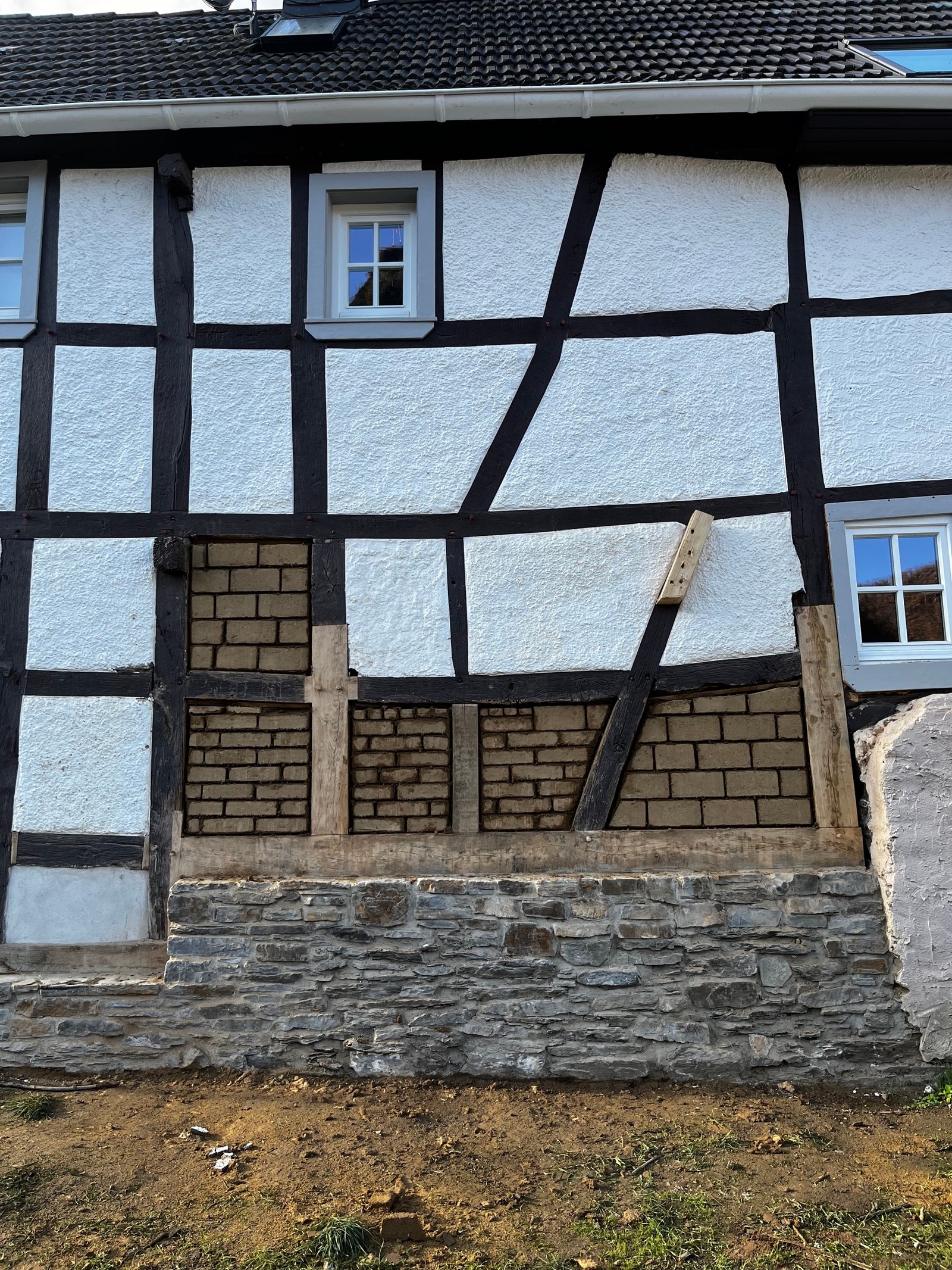 Saniertes Fachwerkhaus im Ahrtal von außen, weiße Putzfassade, Sprossenfenster