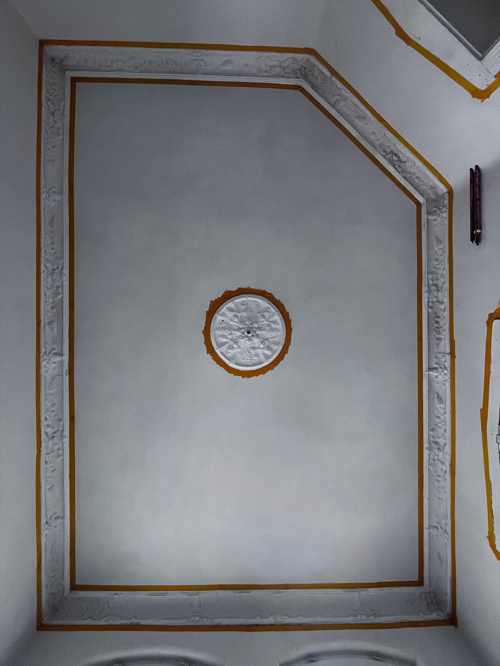 Stuckrosette an Decke restauriert, Kalkputz fertig, Altbau Kassel Dachgeschoss