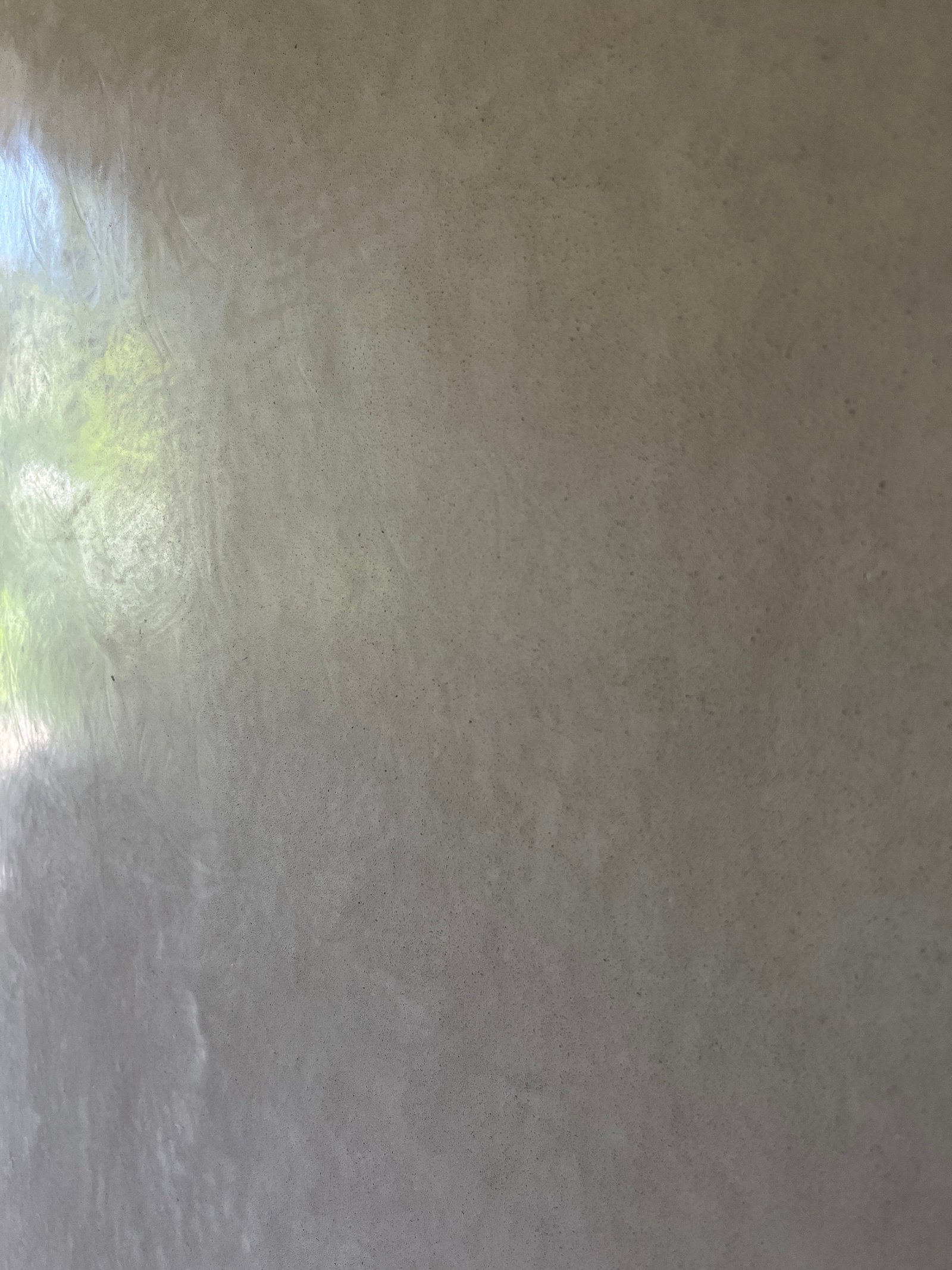 Polierter Kalkputz mit Glanzoberfläche, warm-beiger Ton, nahezu glatt