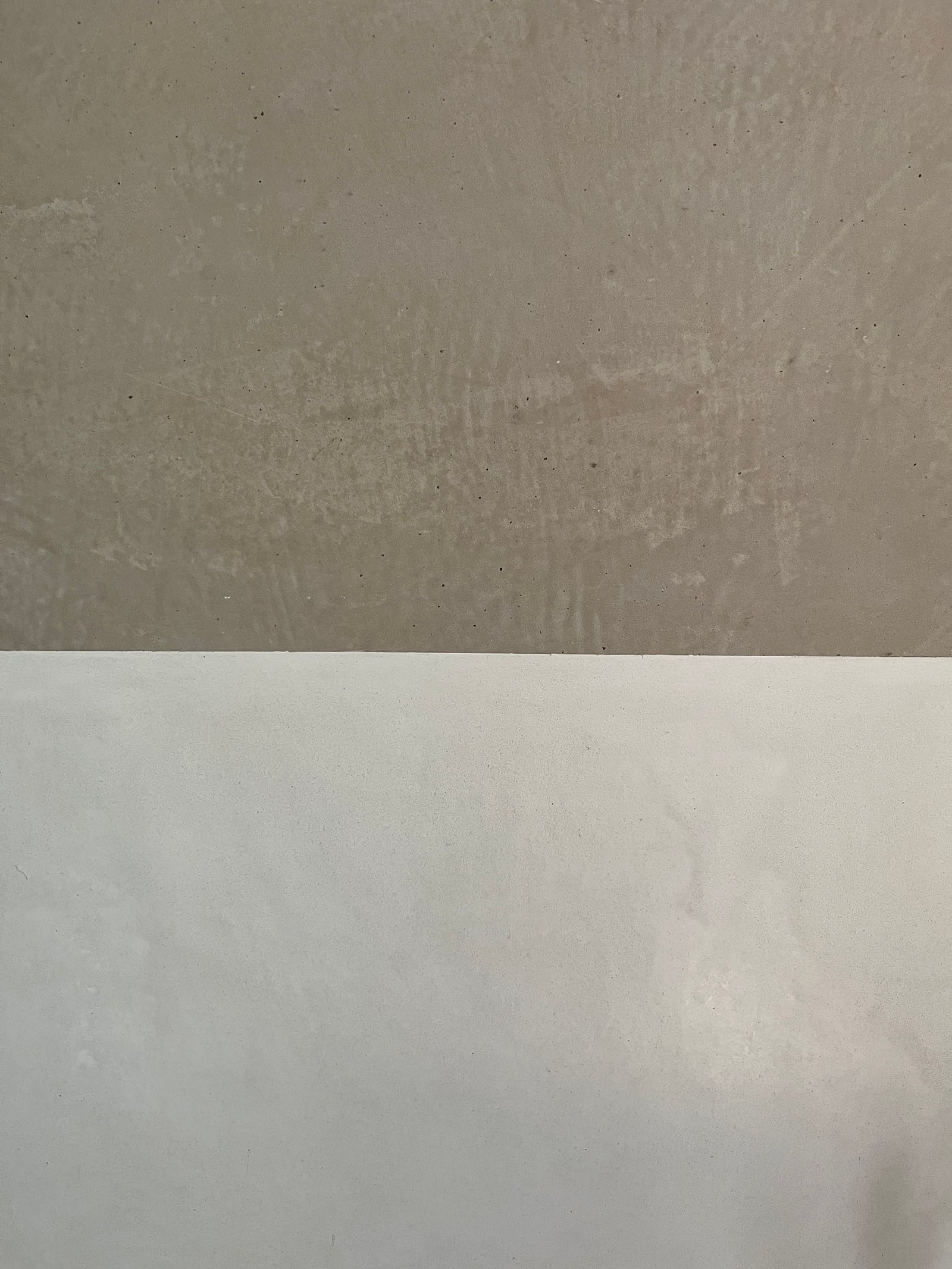 Zwei Kalkputzproben im Vergleich: warmes Beige links, helles Grau rechts