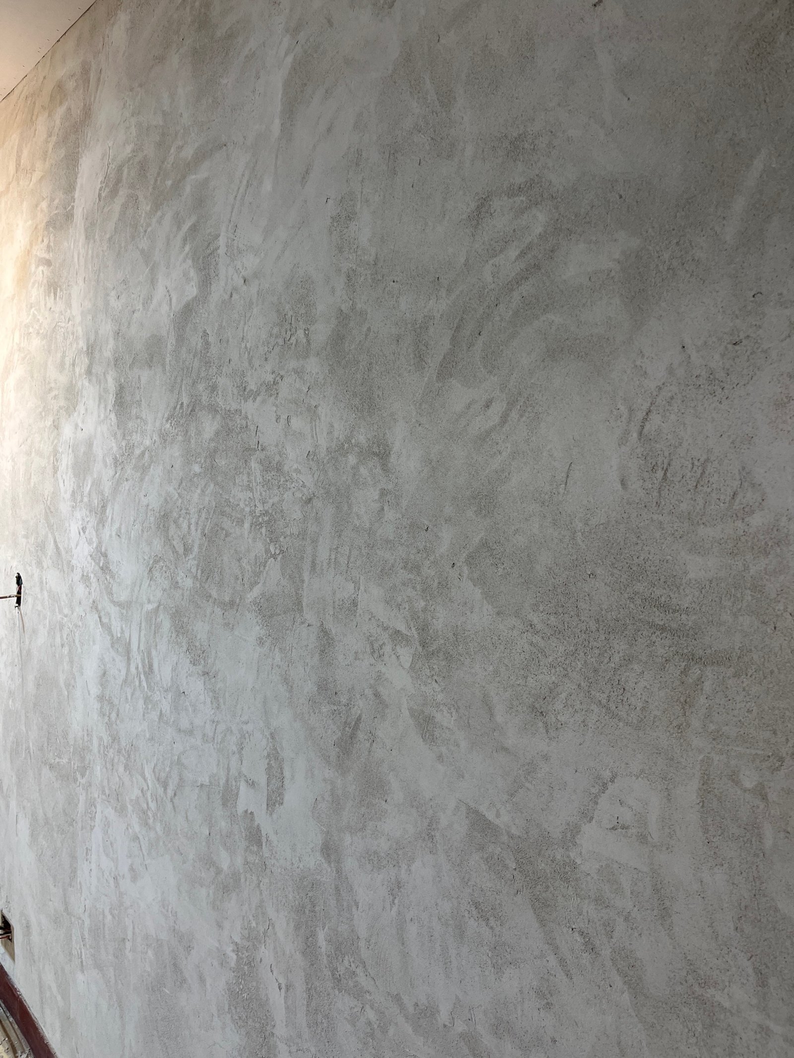 Kalkputzdecke mit geschwungener Oberfläche, grau-weiß, sichtbare Handarbeitsspuren