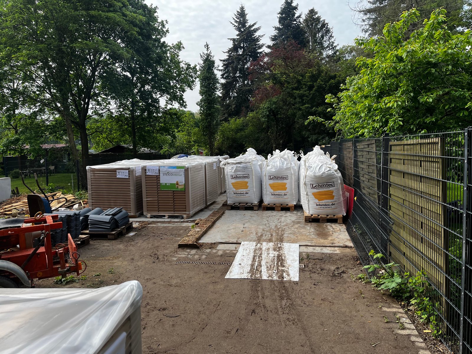 Nahaufnahme verwitterter Holzbalken, Fachwerkhaus Kassel, Bestandsputz mit Flechtmuster