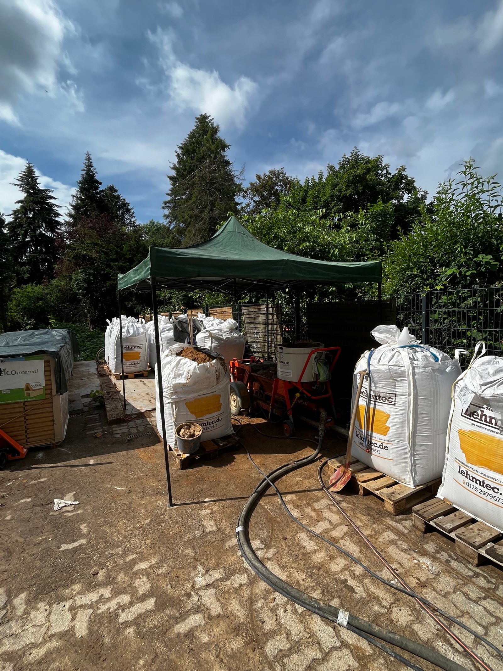 Außenansicht Fachwerkhaus Kassel im Rohbau, Gerüst und Nachbargebäude sichtbar