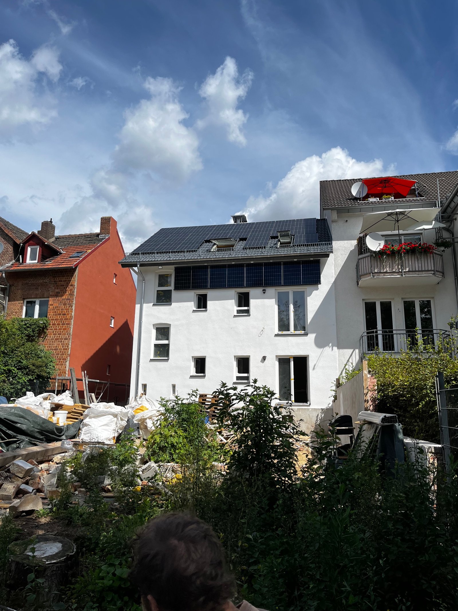 Baustelle Fachwerkhaus Kassel: Lehmputzmaterial und Werkzeuge im Außenbereich