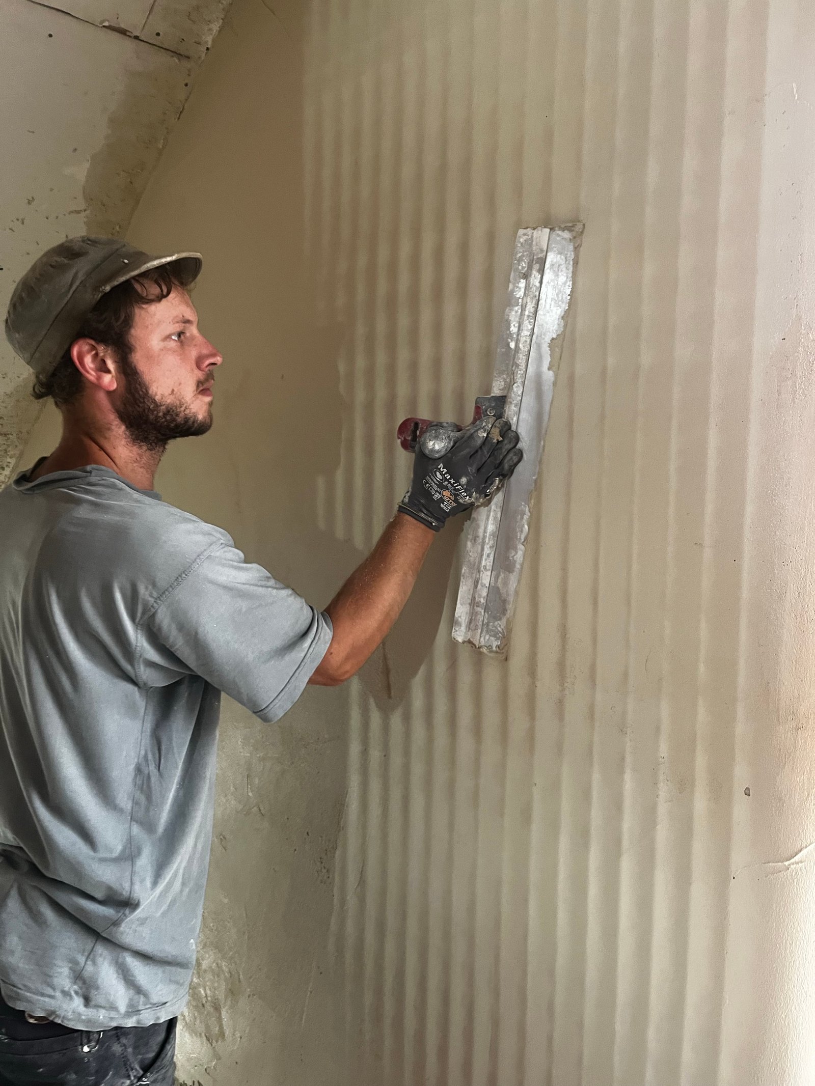 Saniertes Hinterhaus Kassel: neuer weißer Putz, Solaranlage, Nachverdichtung im Garten