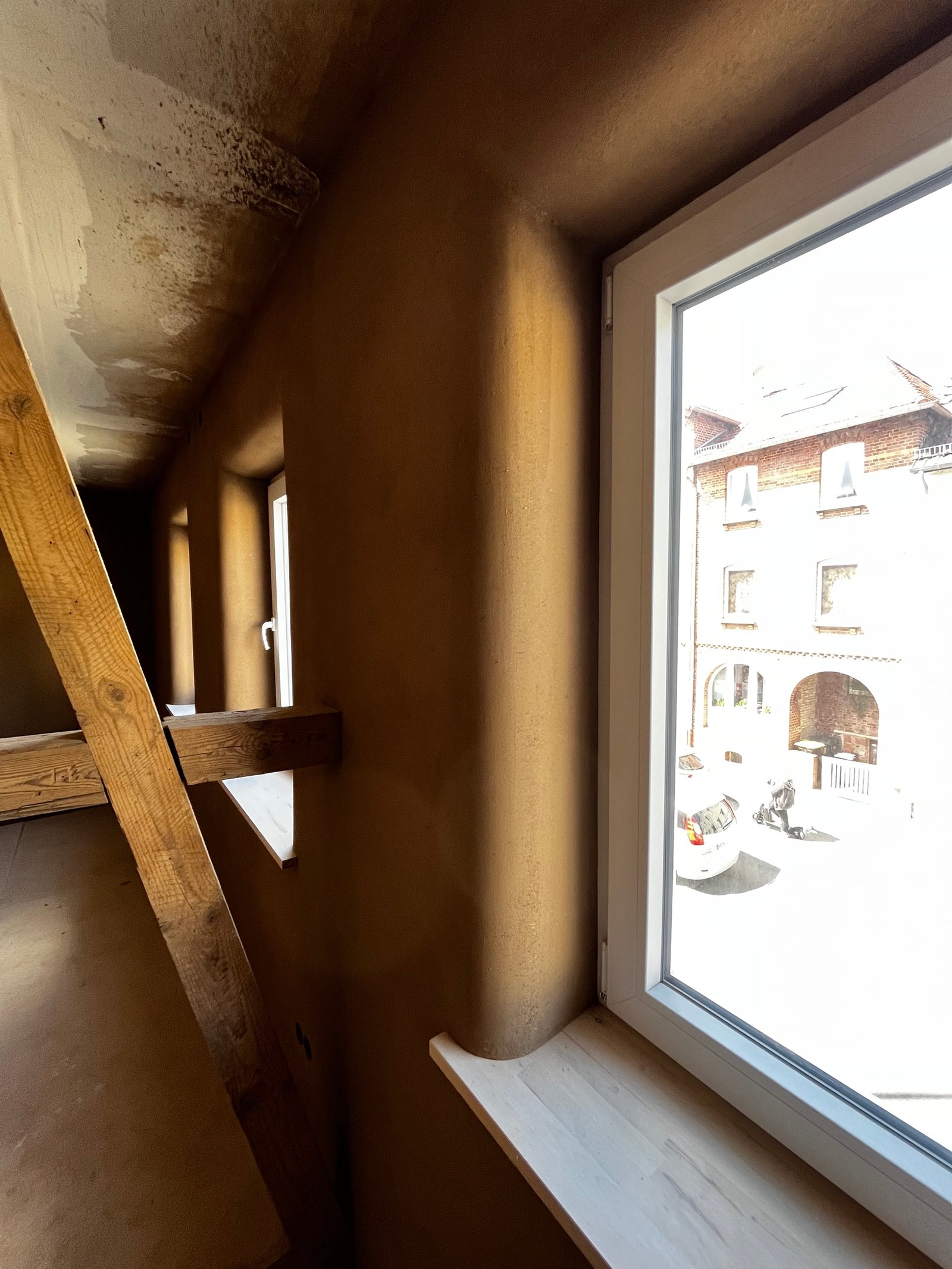 Lehmputz-Duschboden im Rohbauzustand, Tadelakt-Wandflächen anbei, Einbauphase