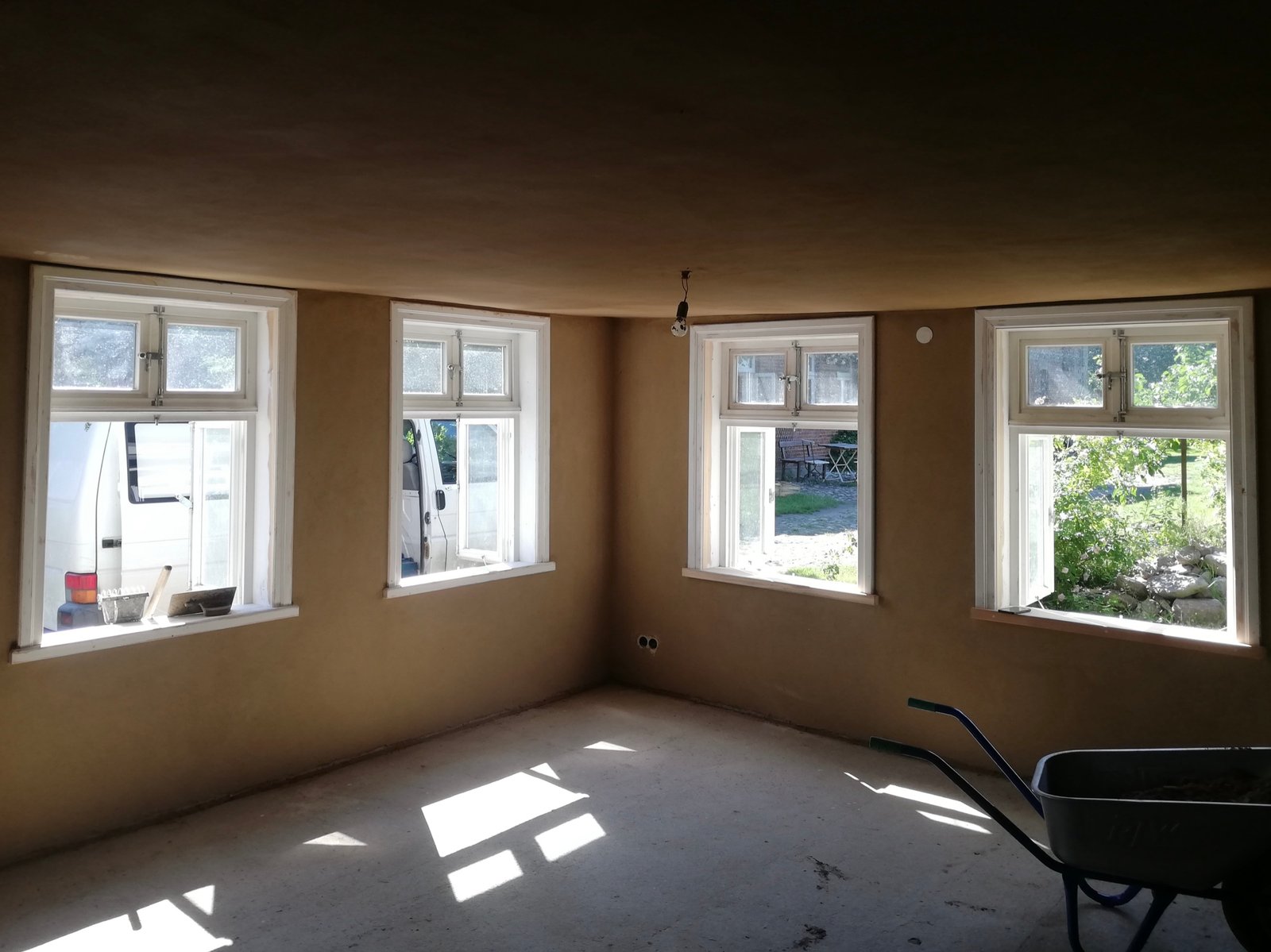 Fertig verputzter Wohnraum Fachwerkhaus: Lehmputz auf allen Wänden, warmer Farbton