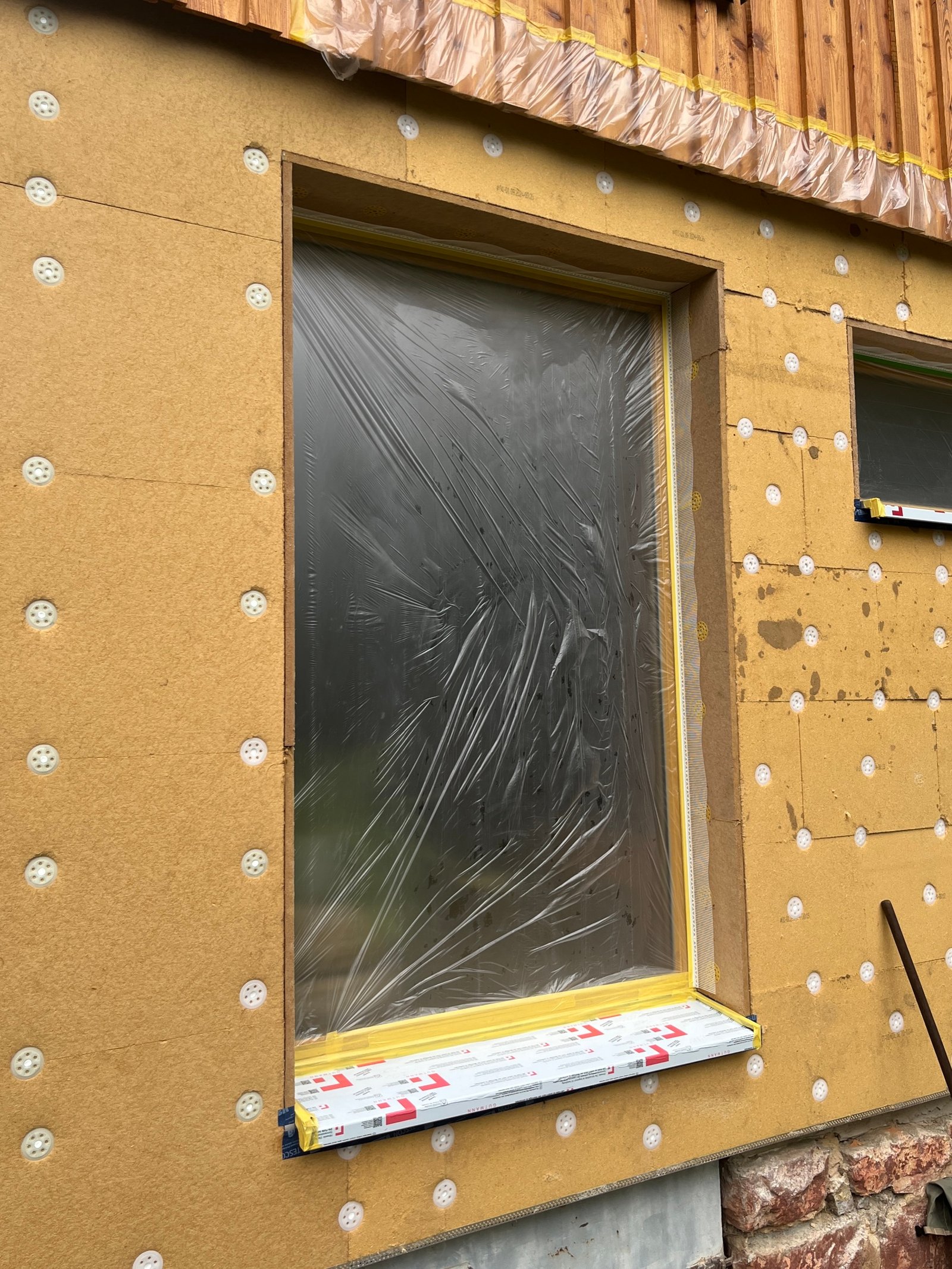 Holzfaserdämmplatten auf Fassade aufgedübelt, gleichmäßiges Fugenbild, Detailansicht