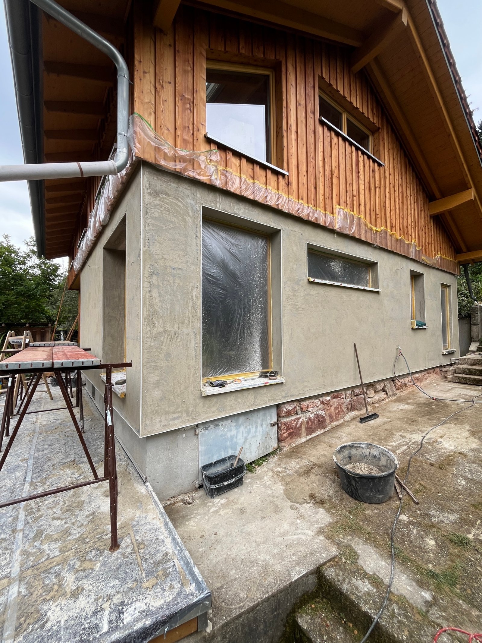 Kalkputz-Oberputzoberfläche Nahaufnahme: heller Mineralputz mit gleichmäßiger Körnung