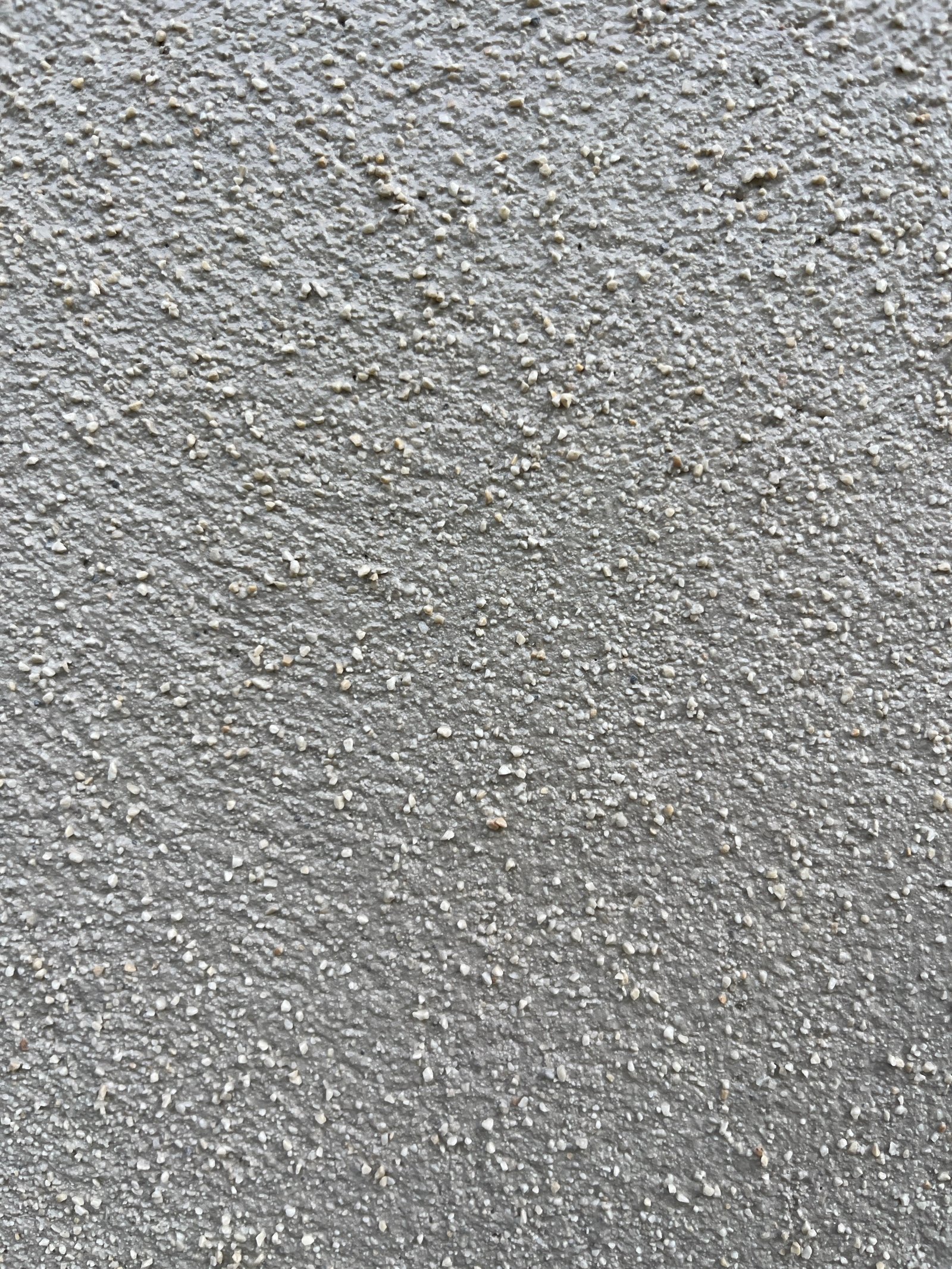 Fertiggestellte Putzfassade: heller Kalkputz, Fenster mit Holzrahmen, Holzvordach