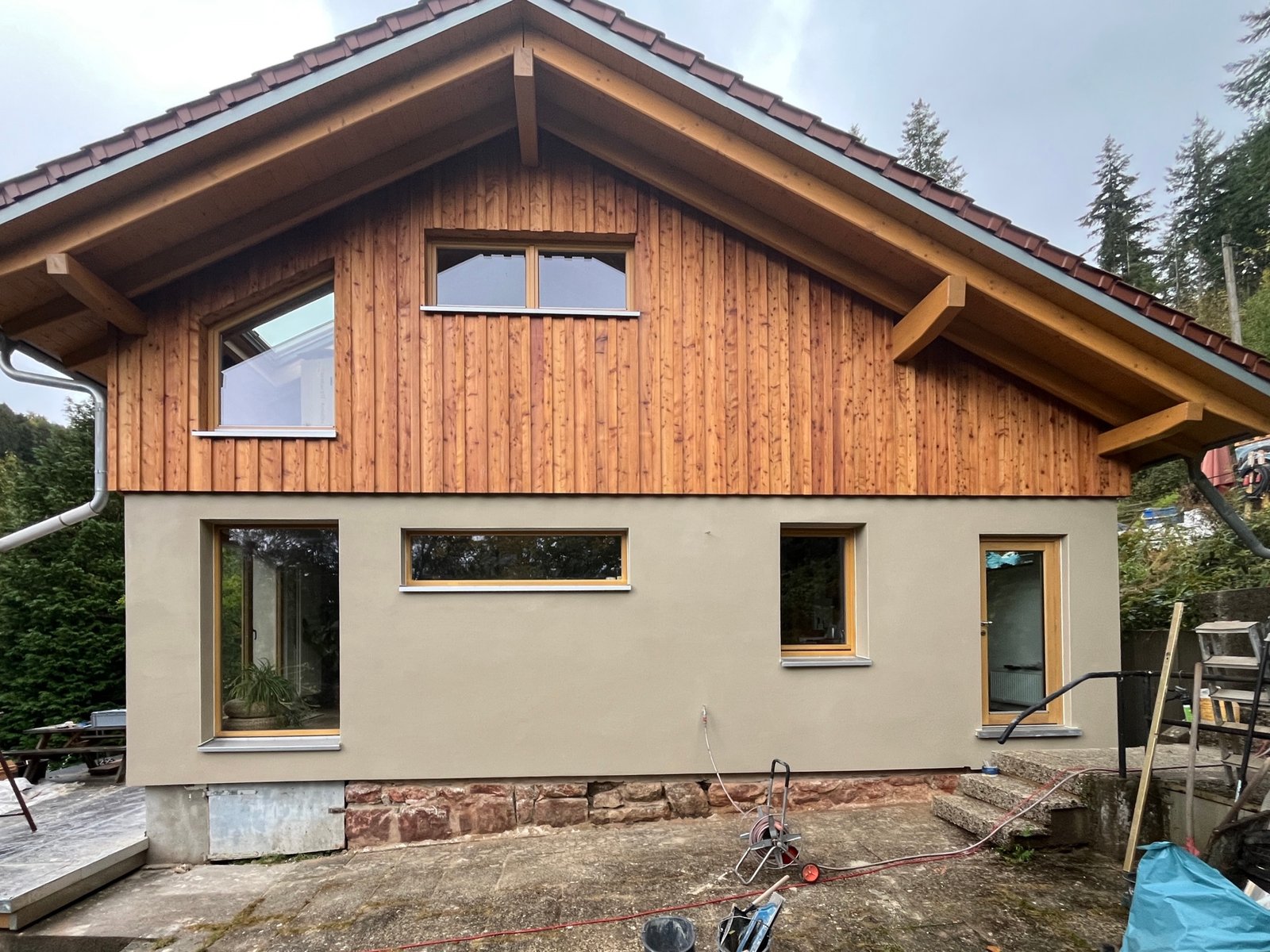 Kalkputzfassade mit Holzfassadenstreifen, zwei Fenster, Gesamtansicht fertig