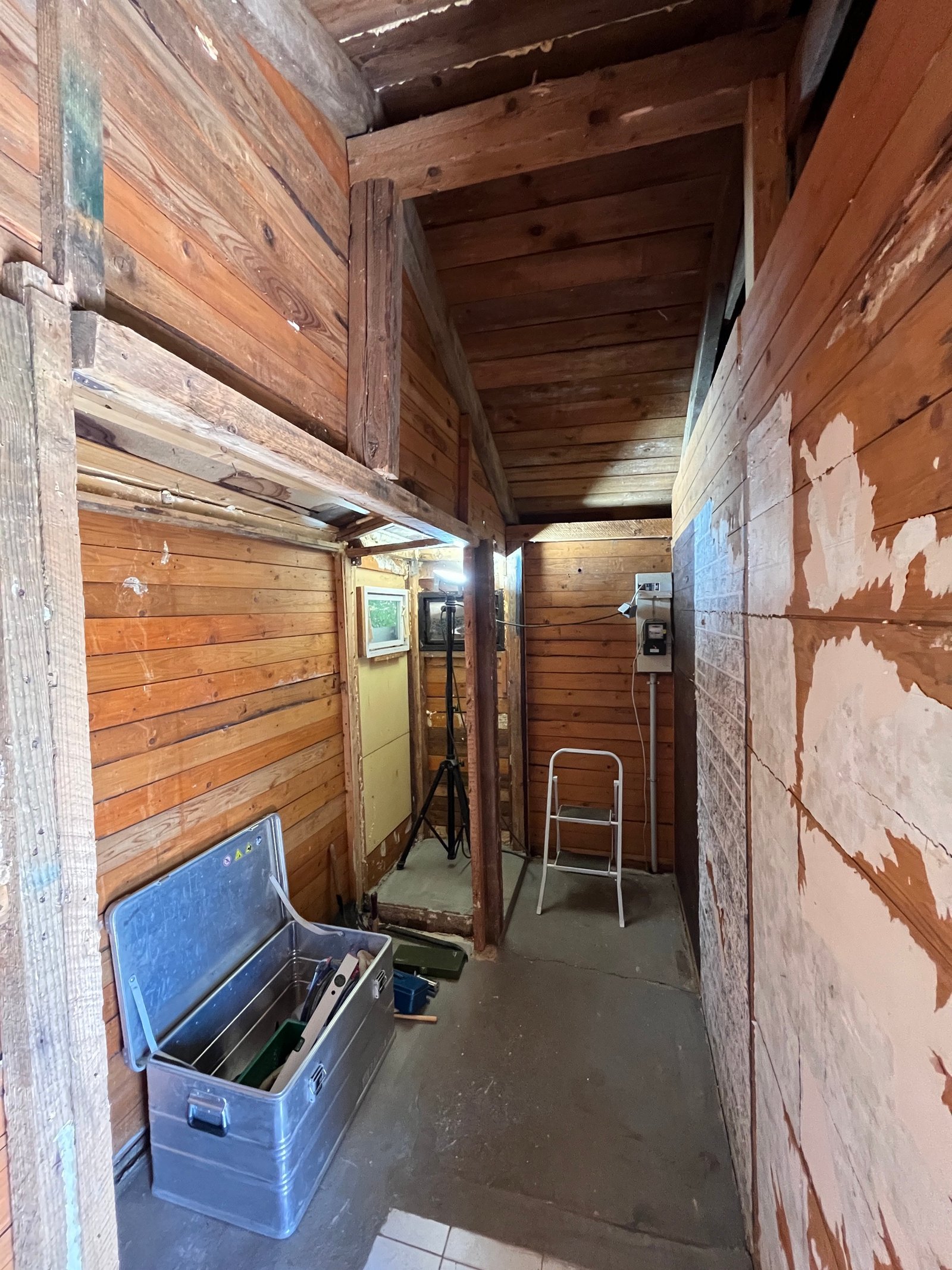 Gartenhaus-Rohbau: alte Holzdielen und Deckenkonstruktion, Bestandsaufnahme