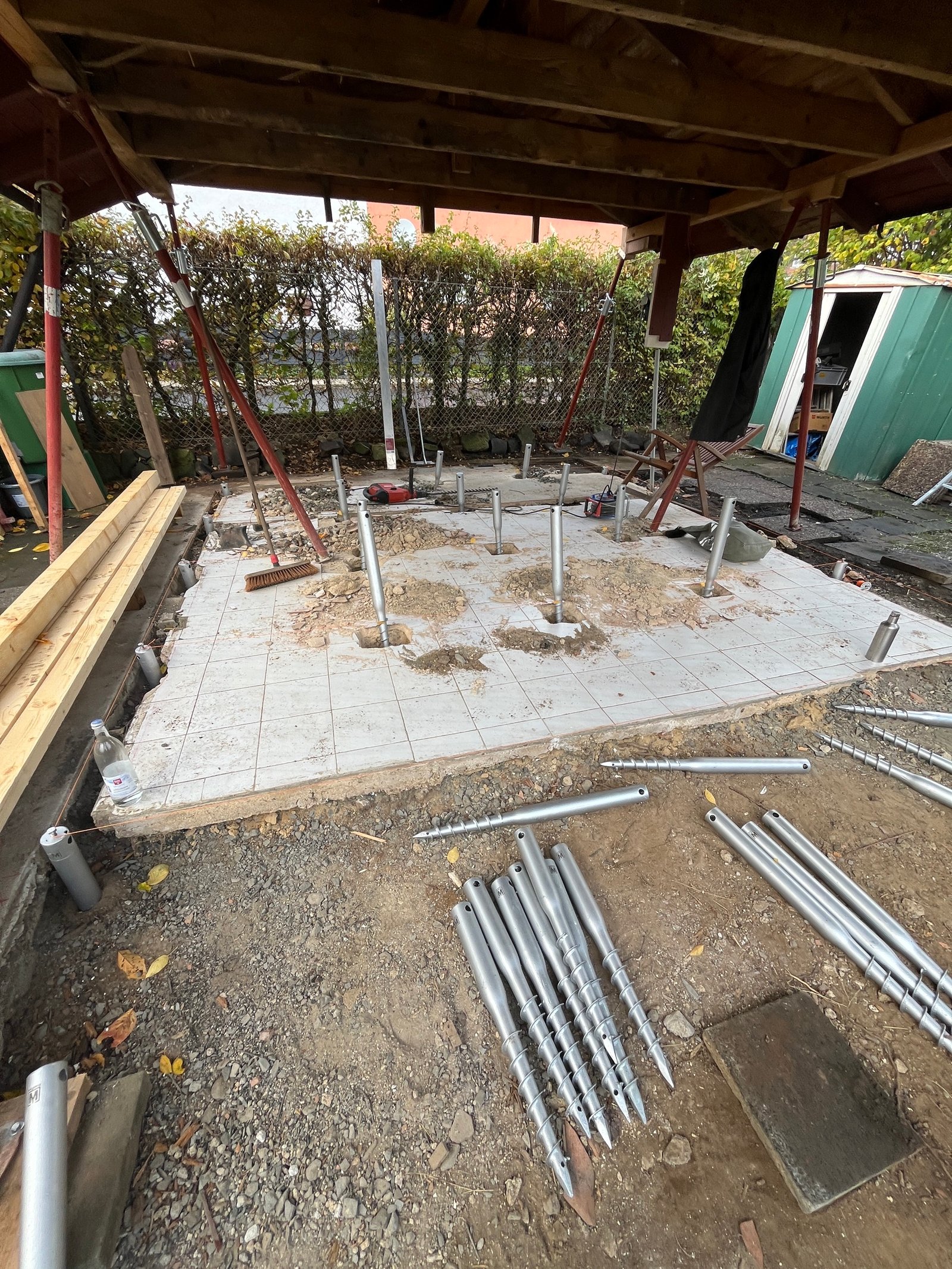 Gartenhaus-Rohbau: Holzständerwerk-Konstruktion aufgestellt, Skelettbauweise