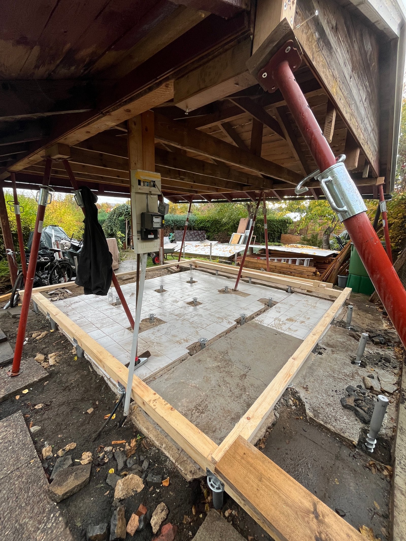 Gartenhaus-Skelett: Holzständerwerk und Dachkonstruktion in Aufstellung, Holzbau