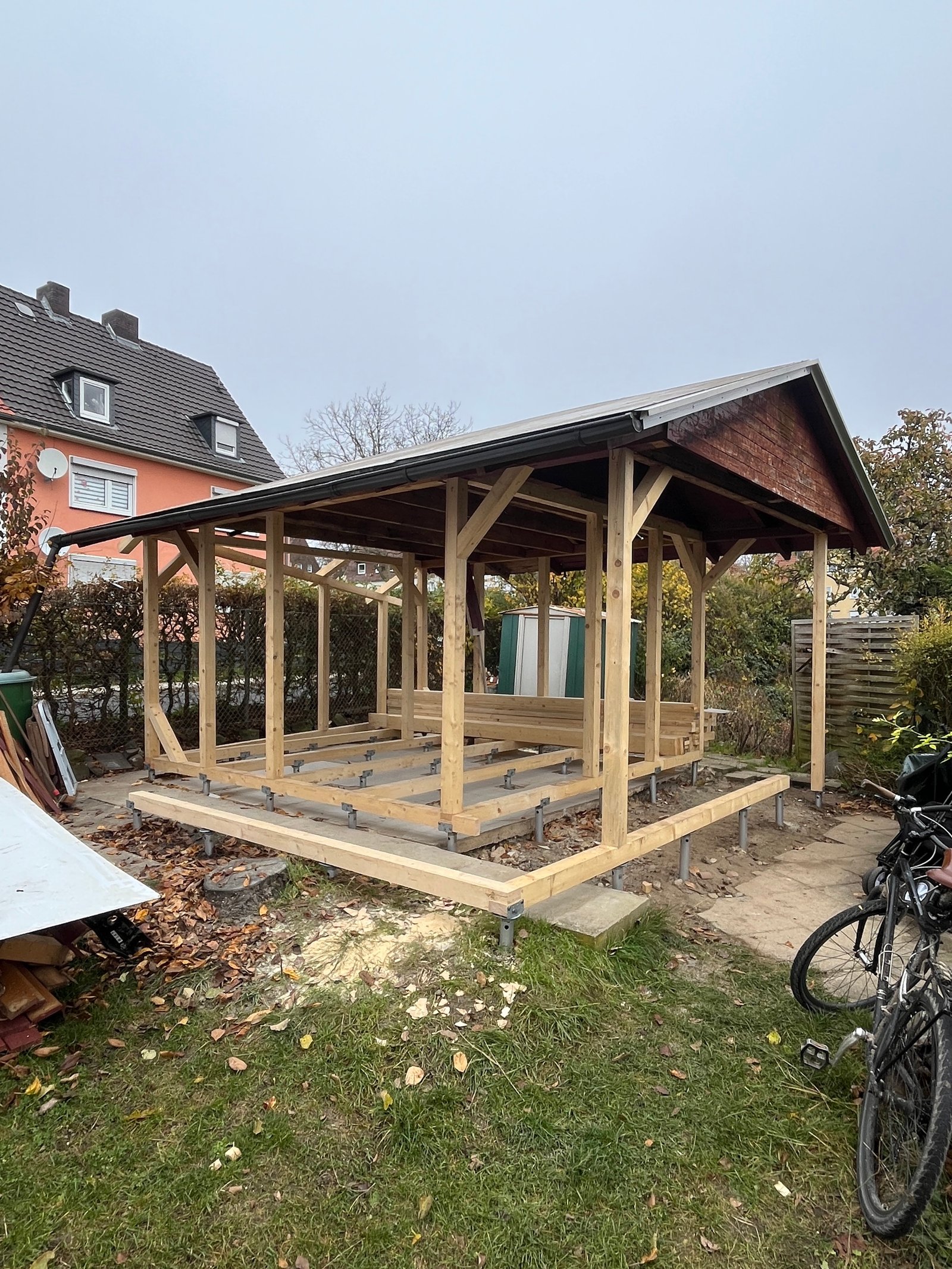 Gartenhaus-Außenwand: Holzfassade und Holzständer, Außendämmung mit Schilf