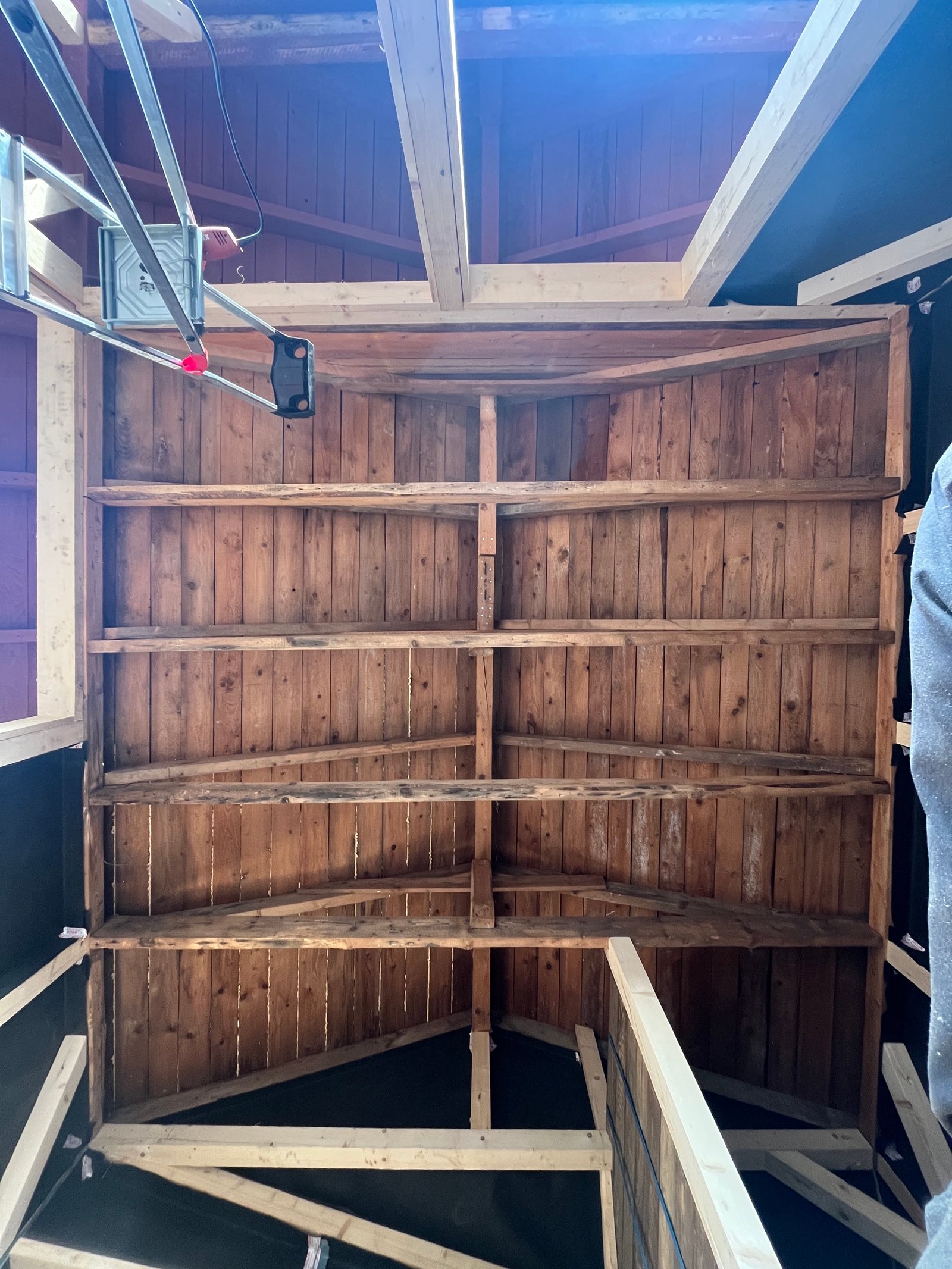 Gartenhaus-Dachkonstruktion von innen: Holzbalken und eingelassene Luke