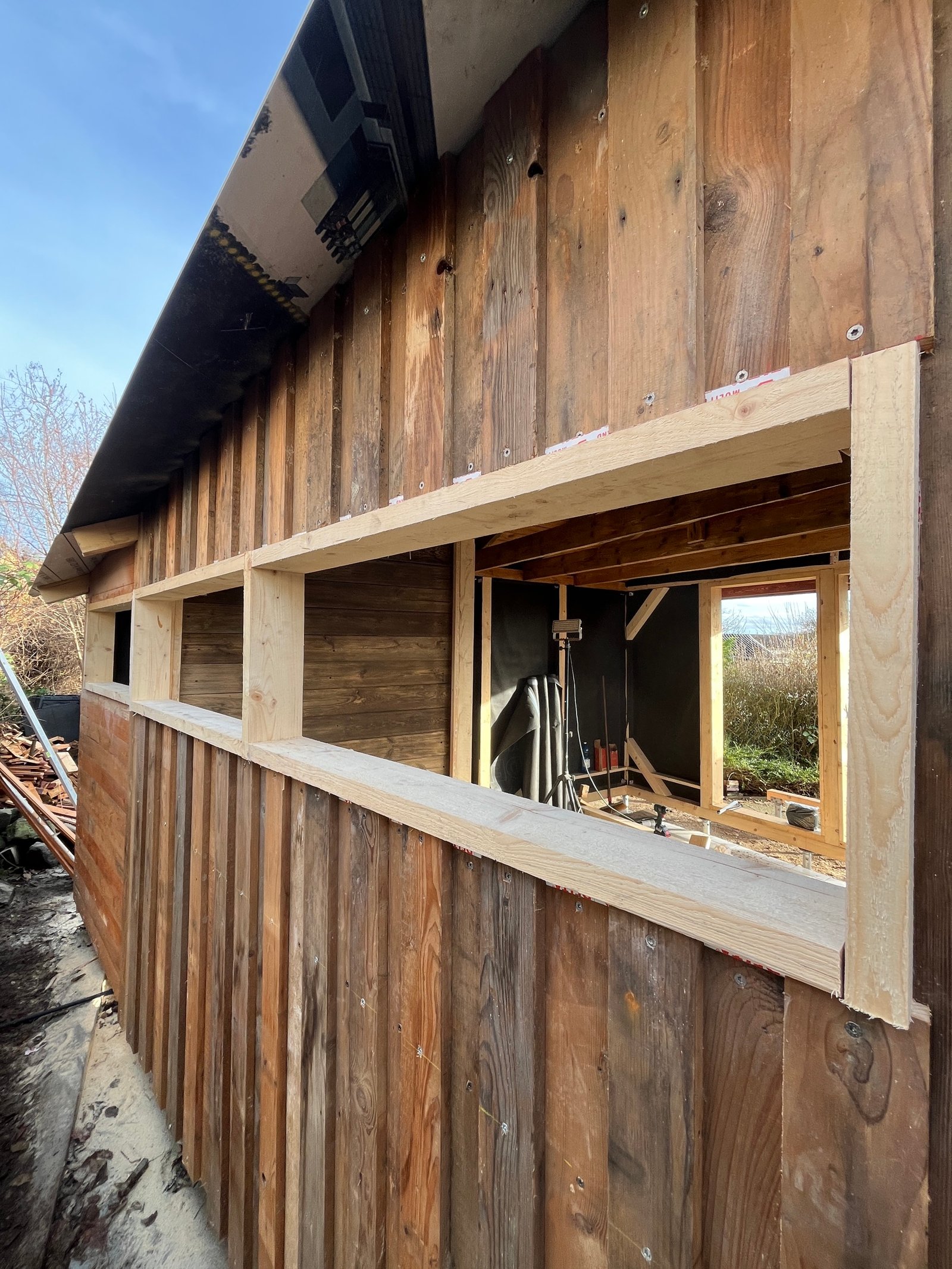 Gartenhaus-Holzfassade mit Fenstereinbau: Fensterprofil eingesetzt, Drutex-Dichtung