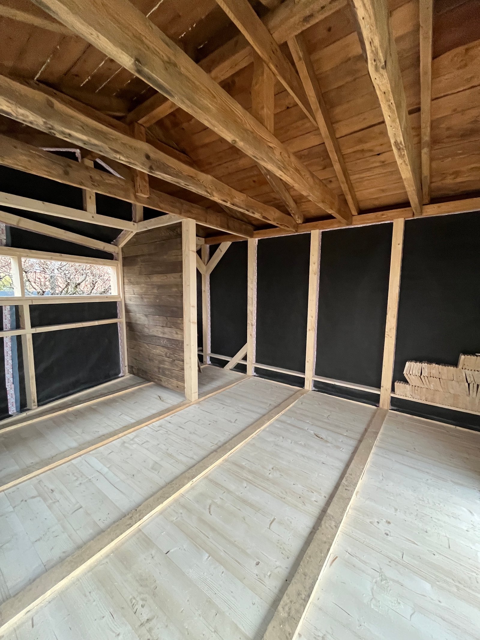 Gartenhaus-Innenraum: Schilfrohr-Wandaufbau mit Holzlattung für Lehmputz