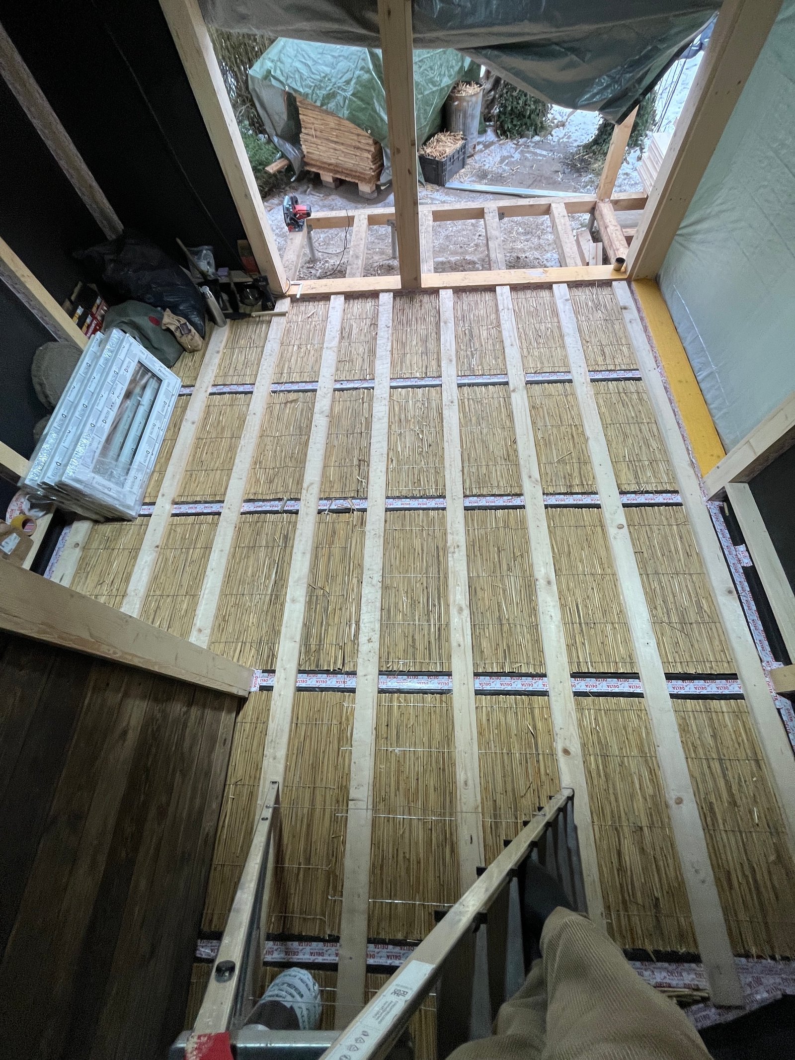 Gartenhaus-Fenstereinbau: neues Fensterelement mit Dichtung, Holzfassade außen