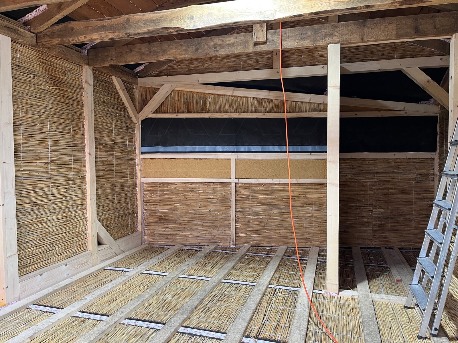 Gartenhaus-Dachdetail innen: Schilfrohr-Dachschalung mit Holzrahmen, Fensterlaibung