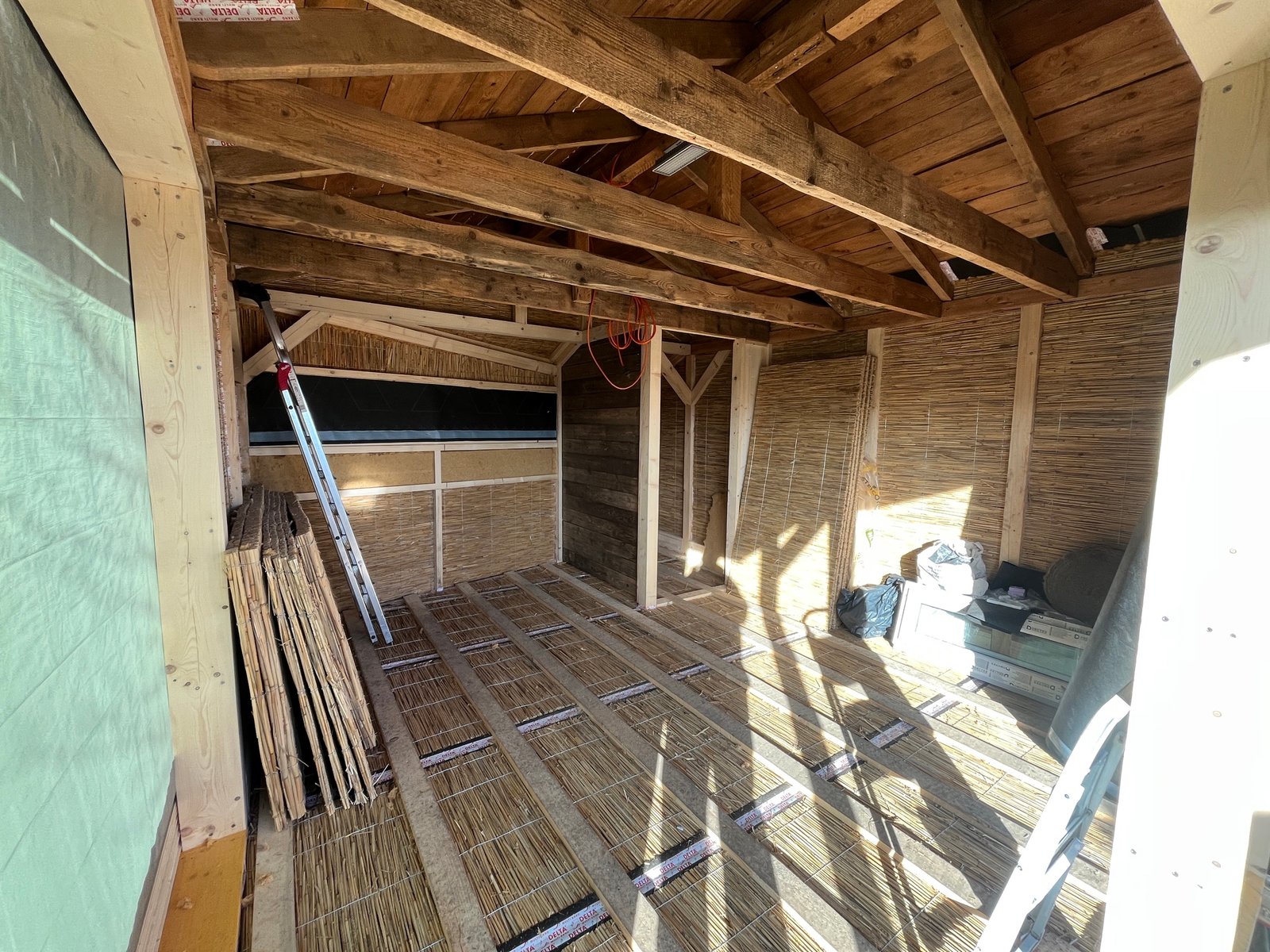 Gartenhaus-Fenstereinbau von außen: neues Fenster in Zedernholz-Fassade, Frühling