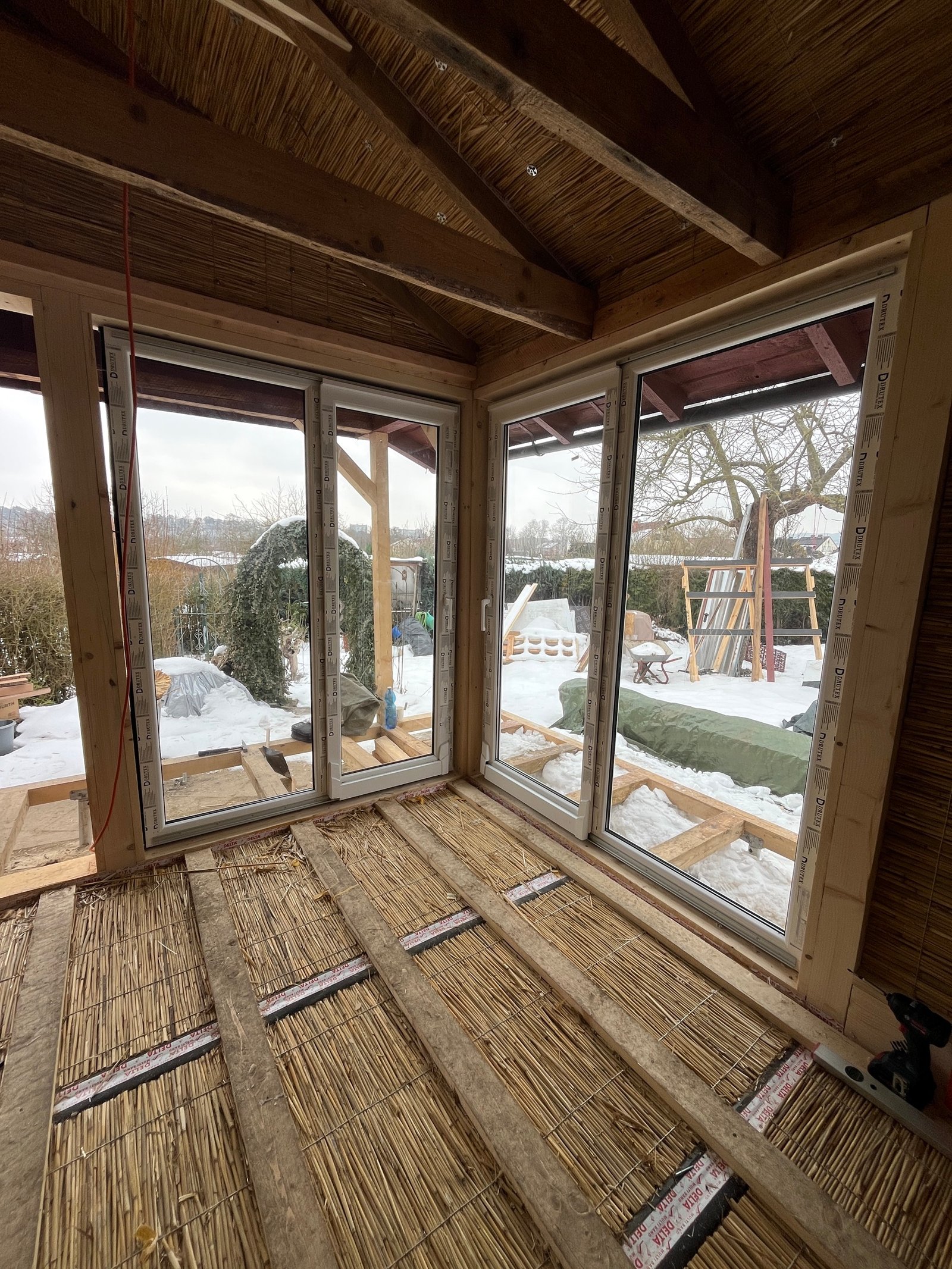 Gartenhaus-Innenraum: Lehmputzwände und Schilfrohr-Deckschalung, fertig gestellt