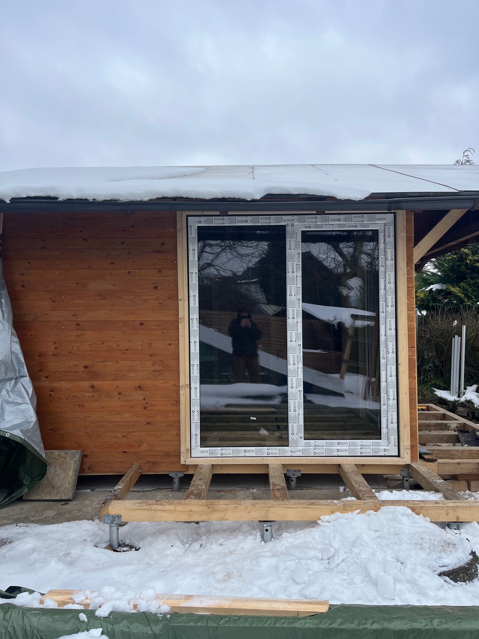 Gartenhaus-Innenraum nahezu fertig: Lehmputz auf Wänden, Holzdielenboden verlegt