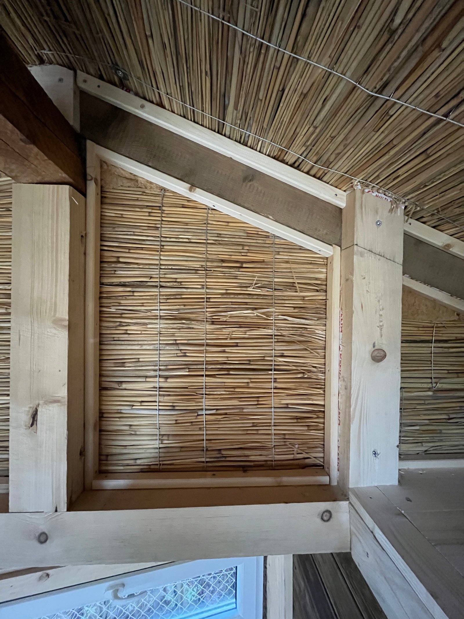 Gartenhaus-Dachdetail: Schilfrohrmatten-Einlage im Dachfensterrahmen, Holzkonstruktion