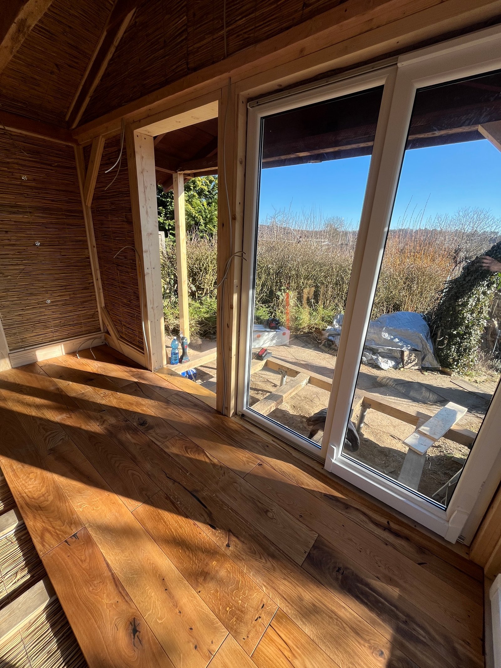 Gartenhaus-Innenraum fertig: Lehmputzwände, Holz-Fensterlaibung mit Klarglas-Oberlicht