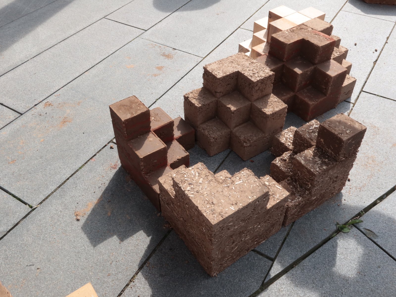 Stampflehm-Workshop: Stammformen entformt, Vergleich verschiedener Lehmproben