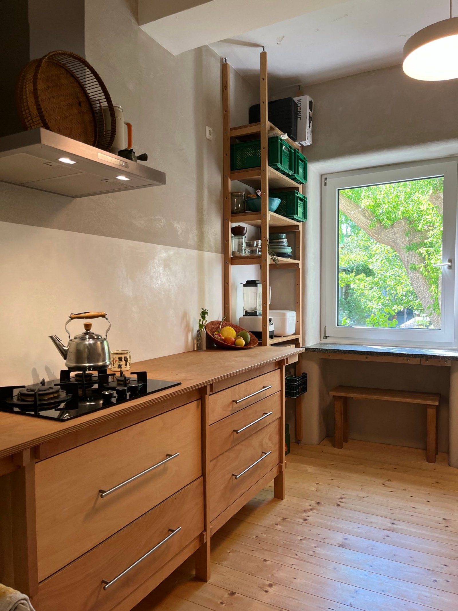 Sanierte Küche mit Kalkputzwänden: Holzküche, Küchenregal, Kalkputz hell und glatt