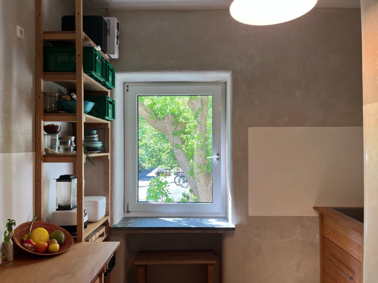 Kalkputz-Küchenrückwand hinter Gaskochfeld: heller Mineralputz, sauber gearbeitet