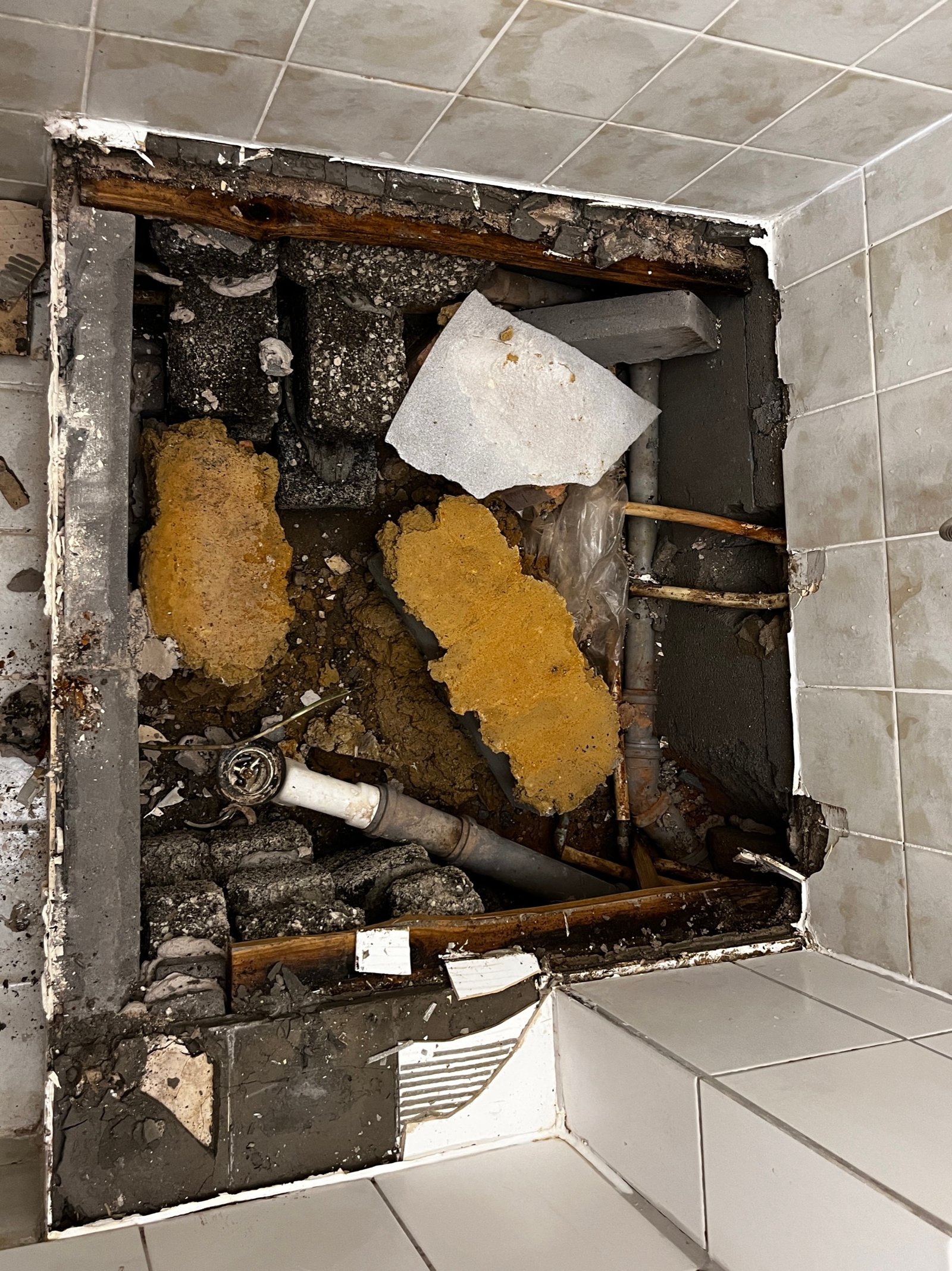 Kalkputzraum im Sanierungsstadium: helle Flächen an Wand und Decke, Zwischenphase