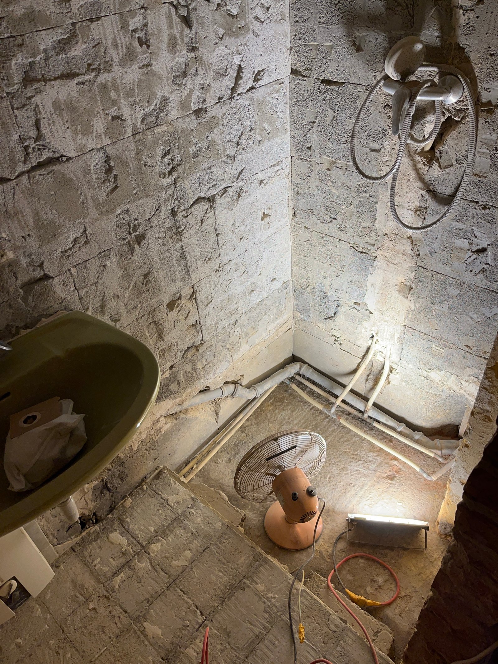 Frischer Kalkputz auf Wand: Unterputzschicht aufgetragen, noch Rohbaucharakter