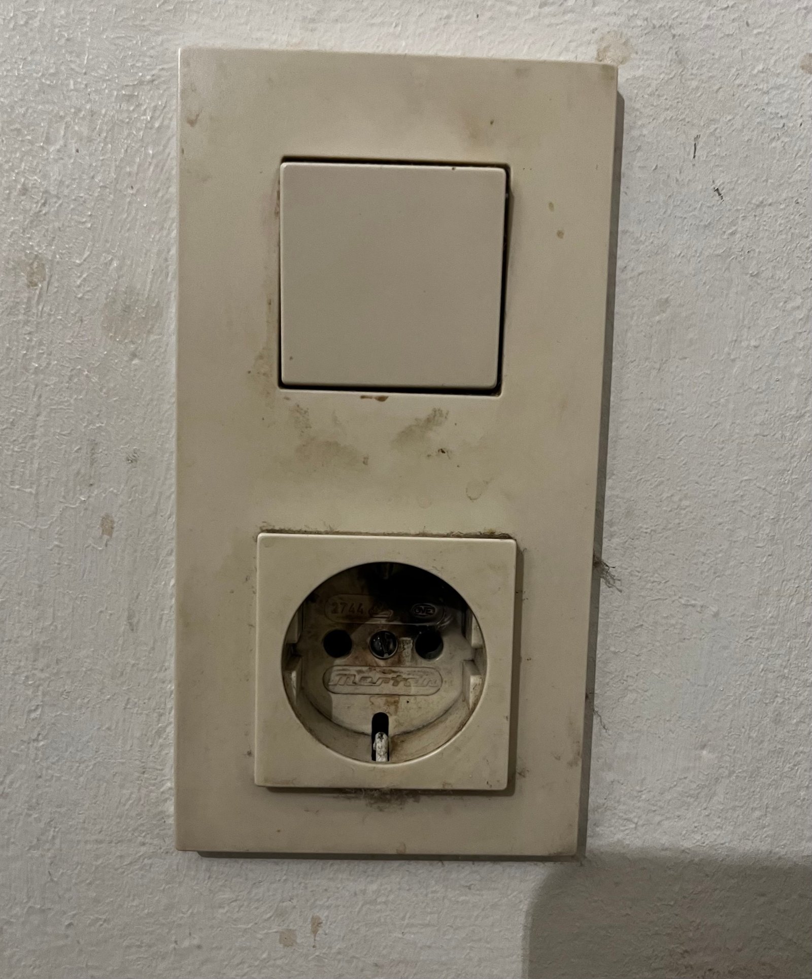 Schimmelschaden Dachgeschoss: Bodenaufbau geöffnet, Holzbalken und Schimmel sichtbar