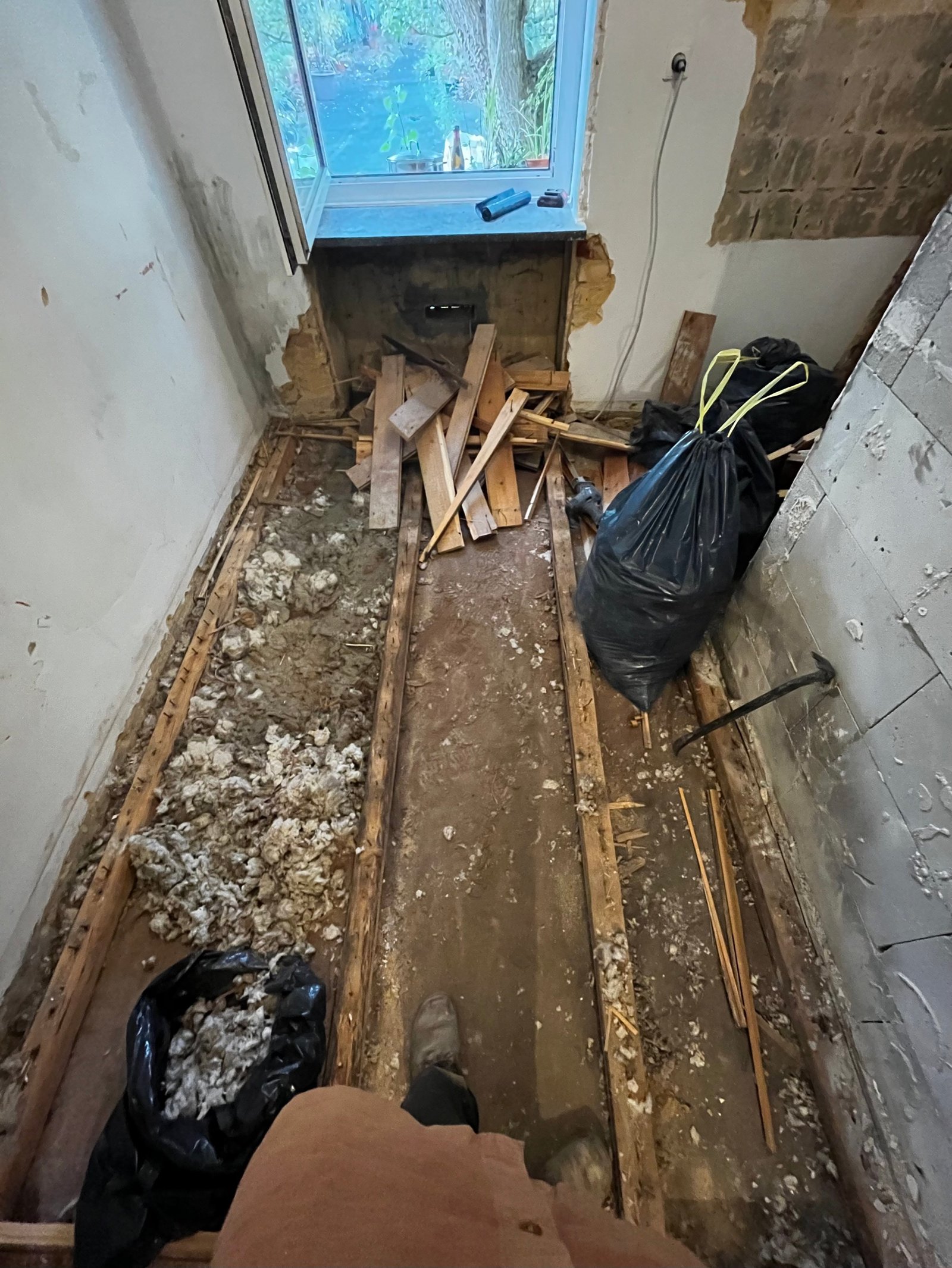 Schimmelschadensbehebung: Bodenbelag entfernt, Sanierungsarbeiten eingeleitet