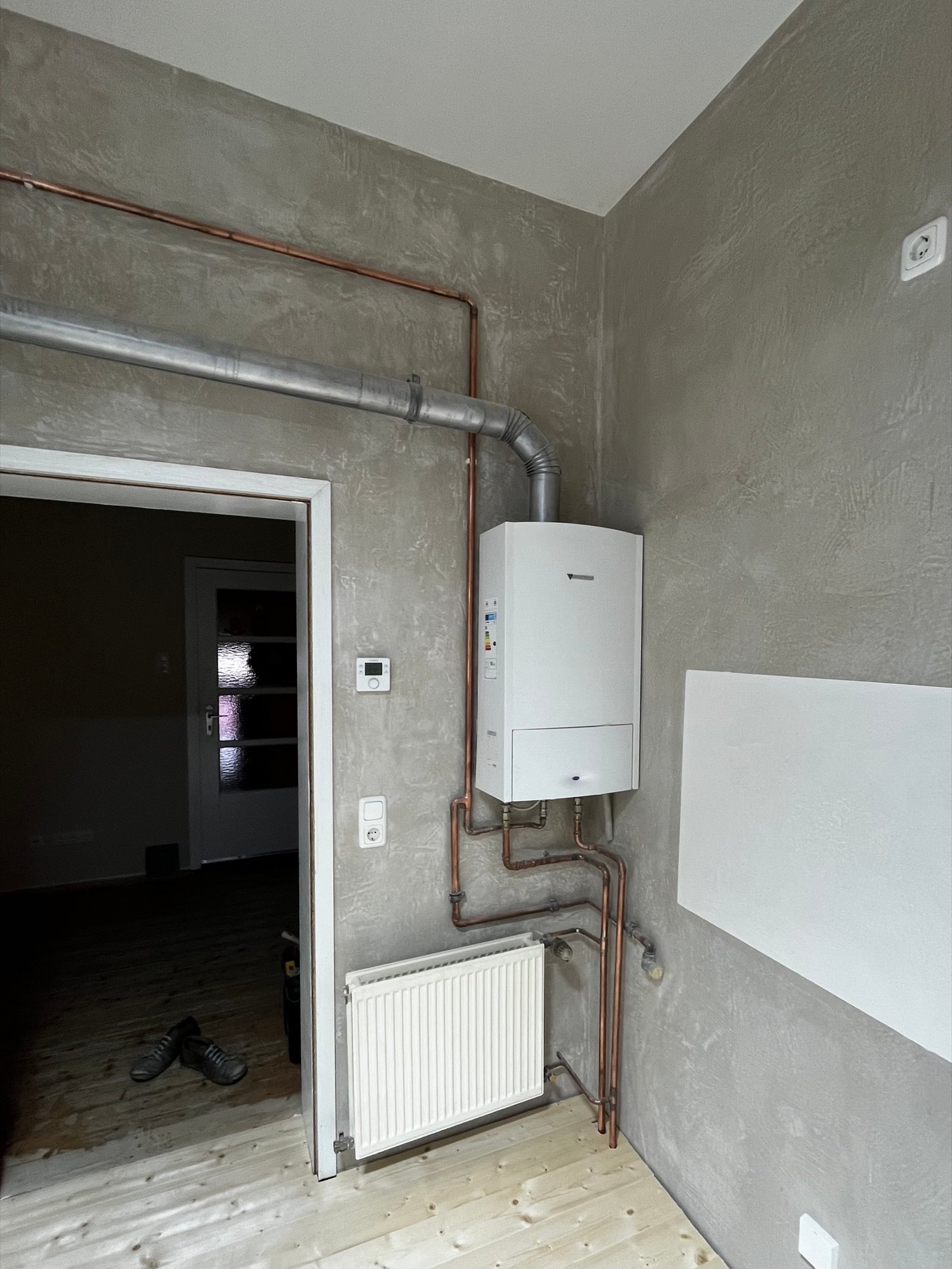 Badezimmer nach Schimmelsanierung: Lehmputz-Wandflächen in warmem Grauton