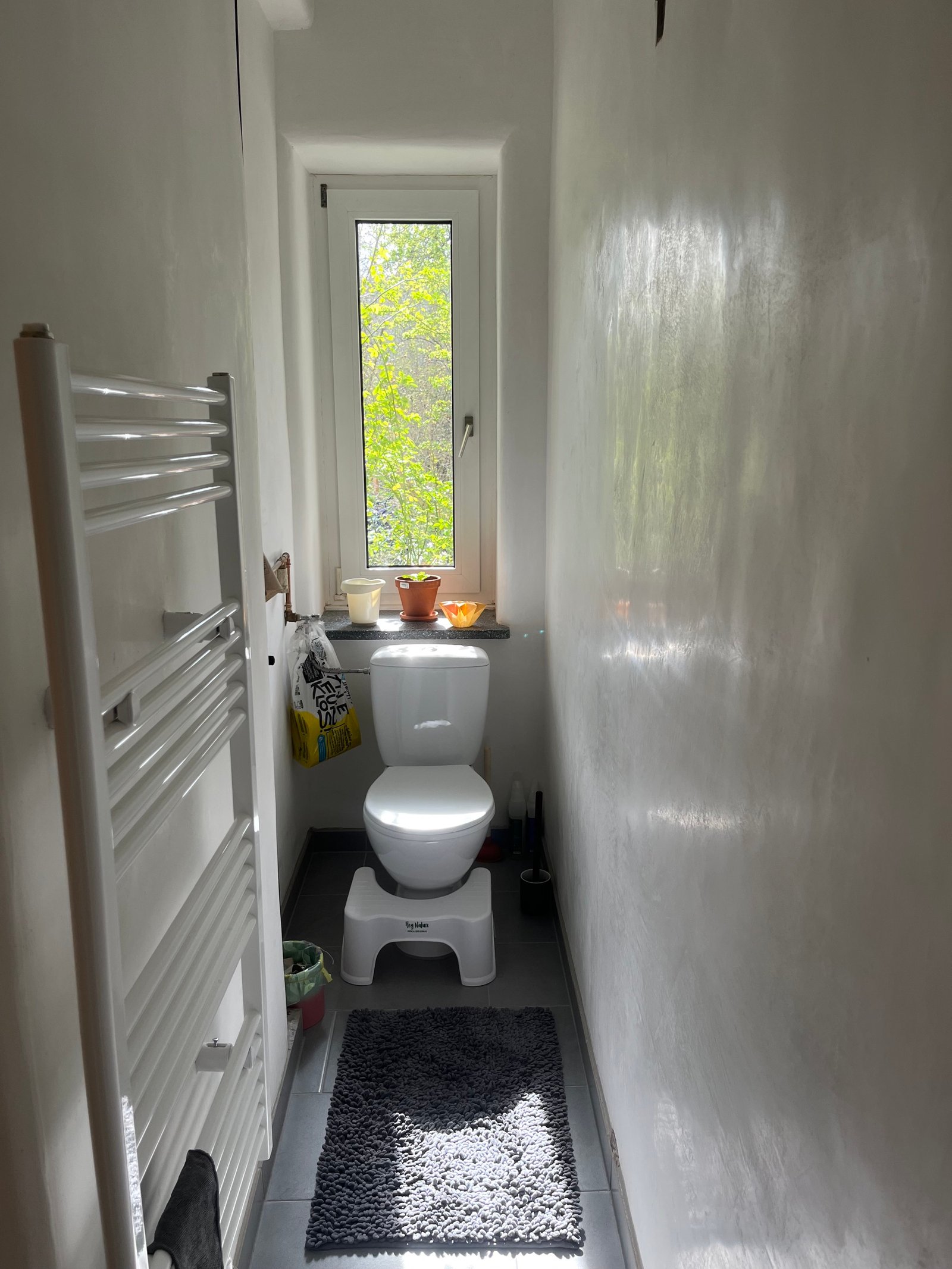 Weißer Kalkputzraum nach Schimmelsanierung: glatte Flächen, Kamin-Einbau fertig