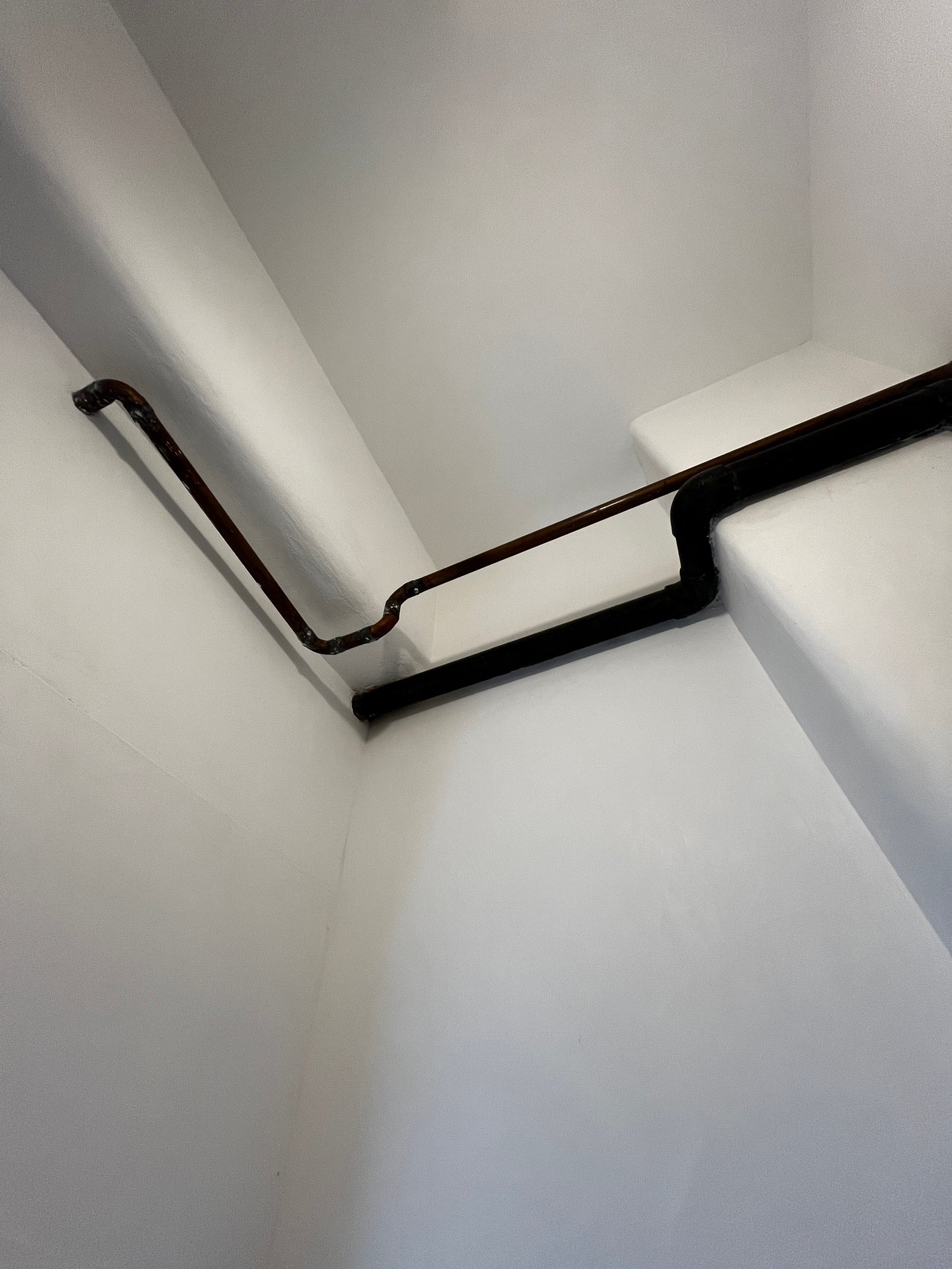 Fertig sanierter Kalkputzraum: weißer Oberputz, Kaminanschluss, Holzboden neu