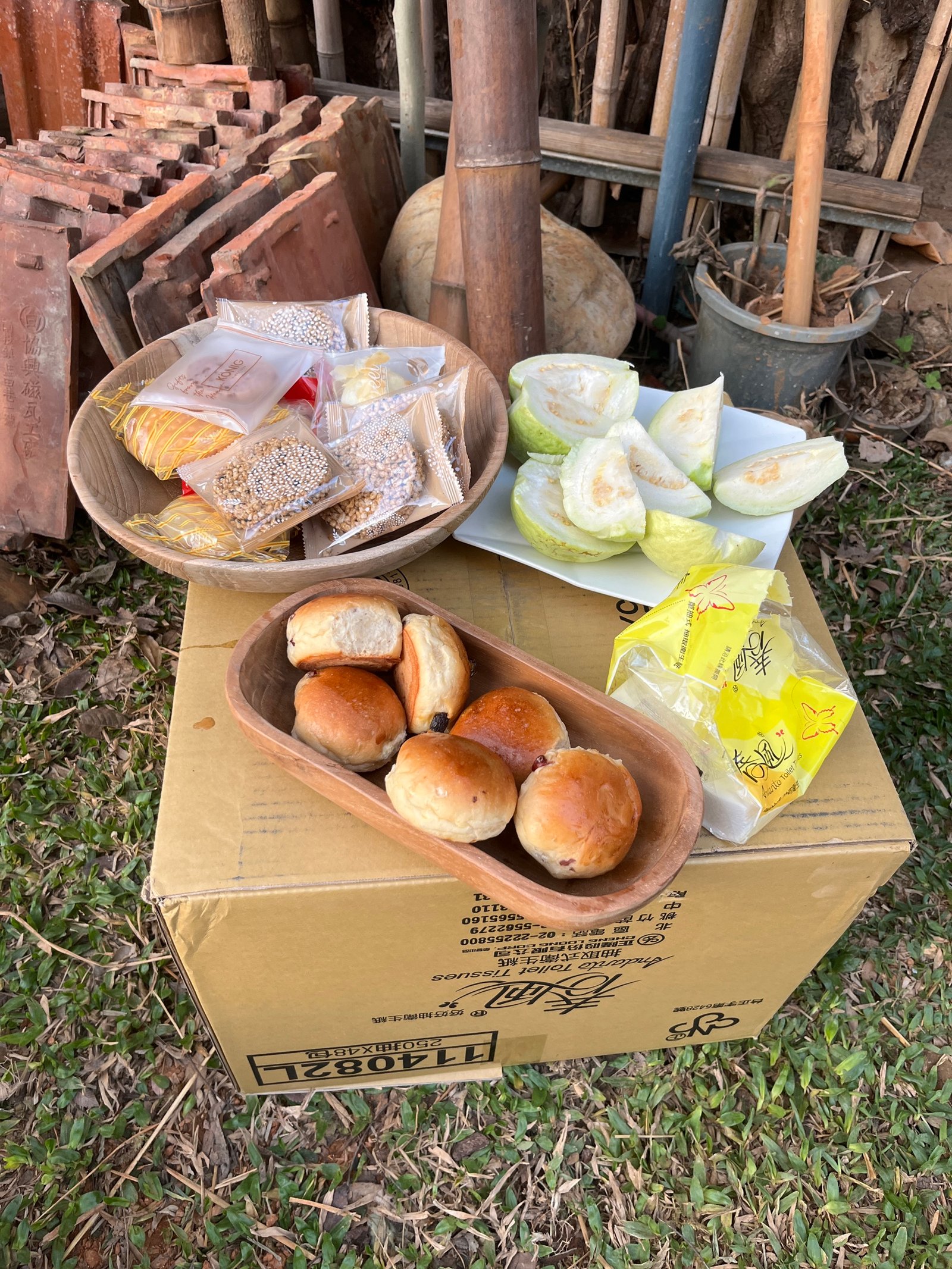 Pause auf der Lehmbaustelle Taiwan: taiwanesische Backwaren auf einer Kiste