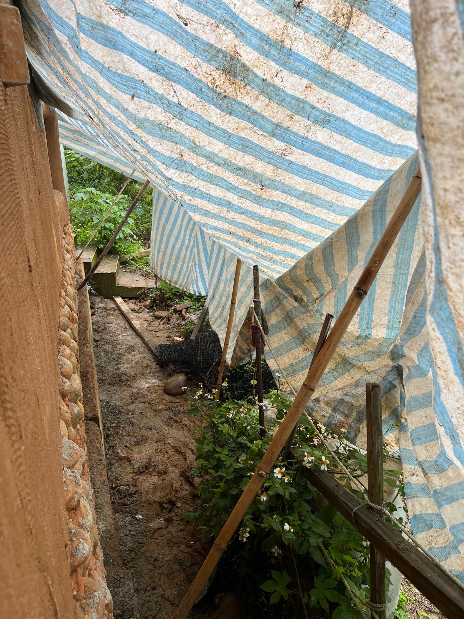 Dachziegeltransport und Flusssteinmauerwerk, Lehmwand im Rohbau Taiwan