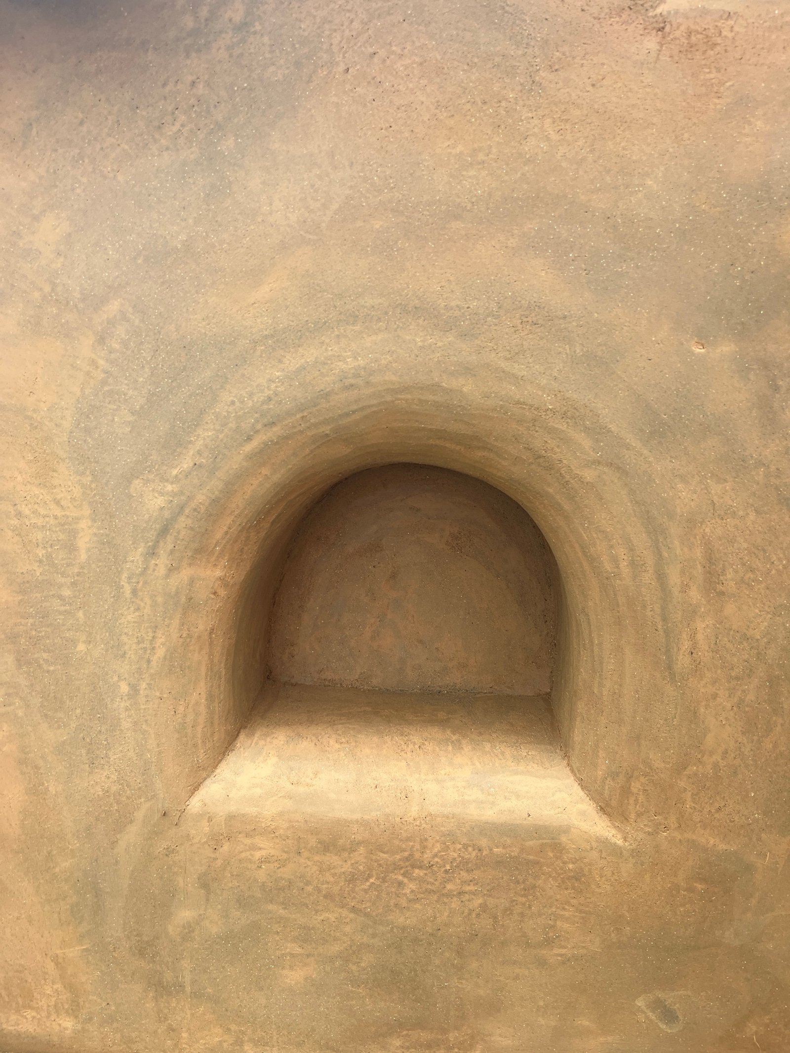 Lehmwandnische von oben: runder Einlass mit Lehmprofil, handmodelliert