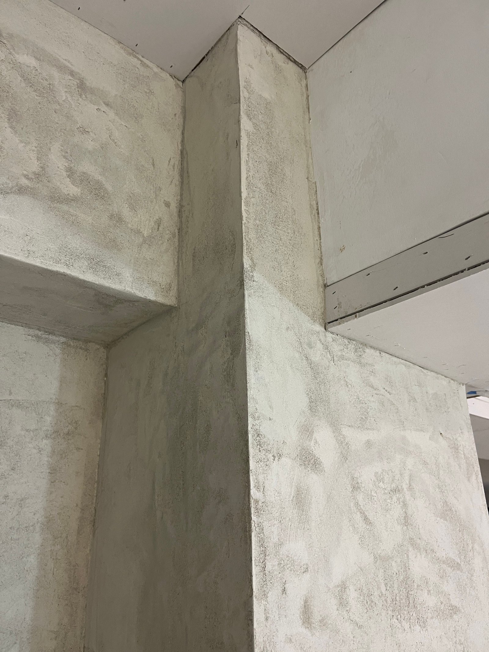 Kalkputz-Treppendetail: Stufe und Seitenwand, helle Putzfläche, Taiwan