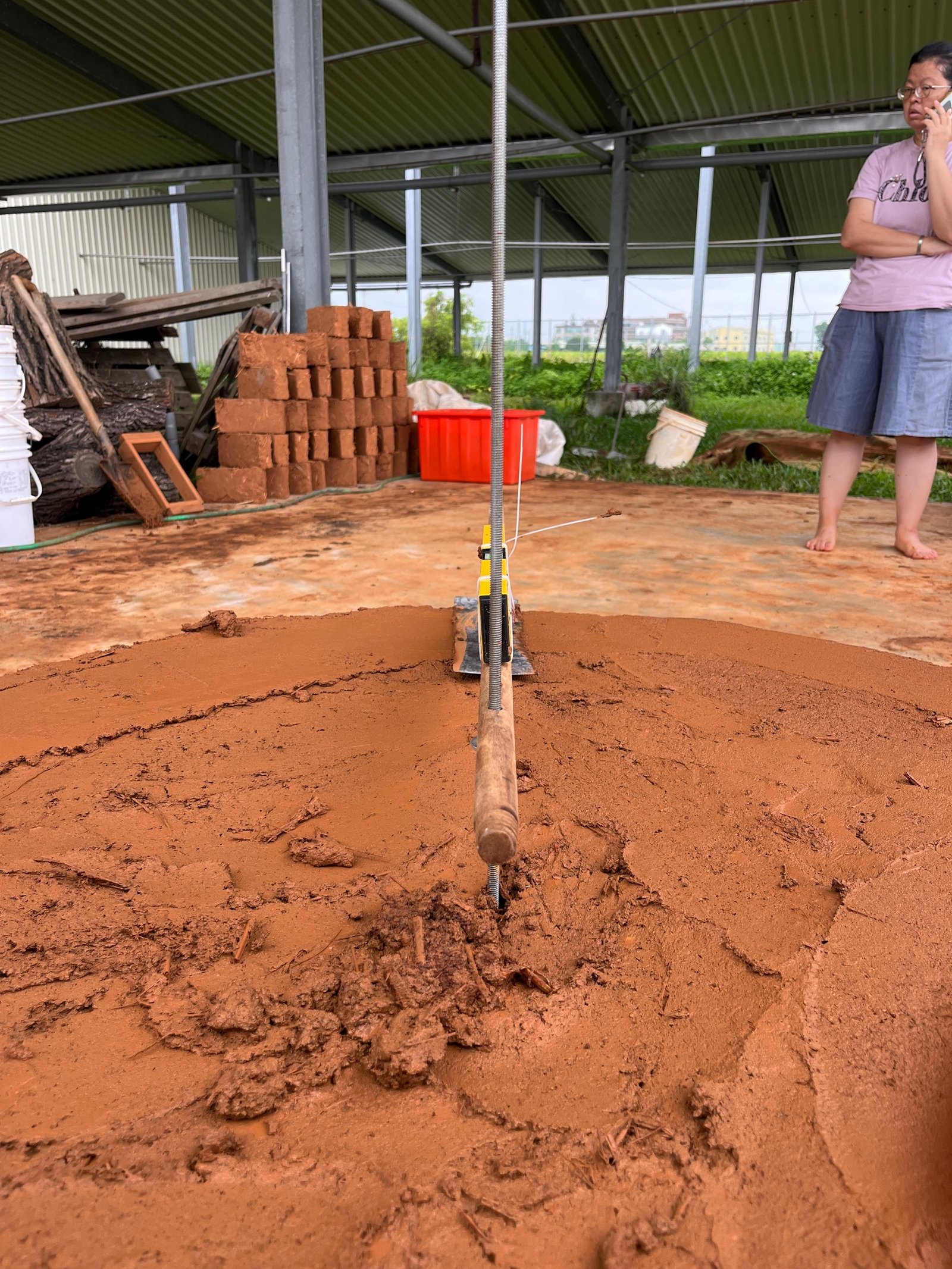 Roter Lehmpatch-Probe auf grauem Beton, quadratisch, Taiwan-Putztest