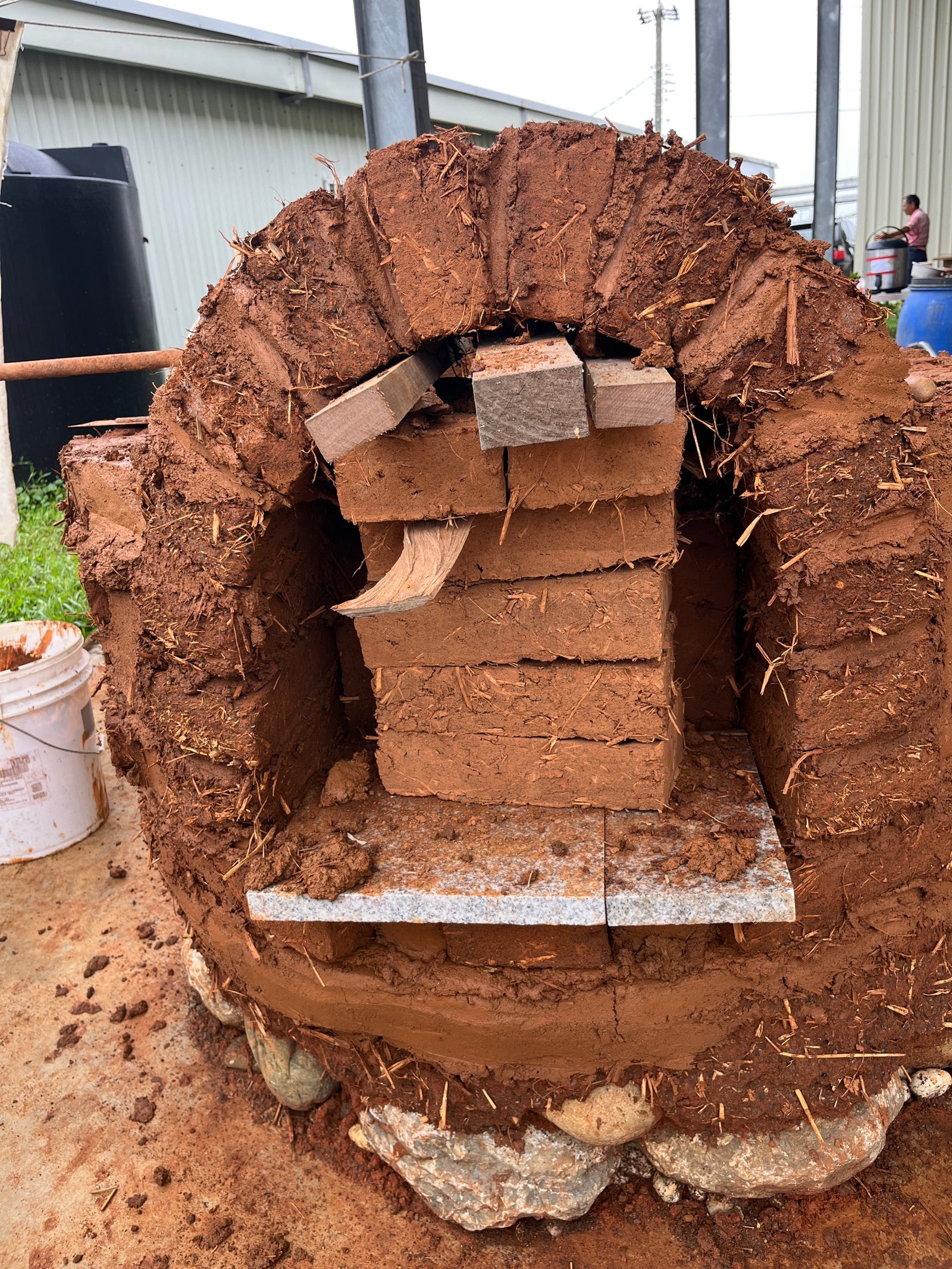 Lehmbackstein-Ofen von innen: Ziegelmauerwerk und Lehmverputz, Konstruktion